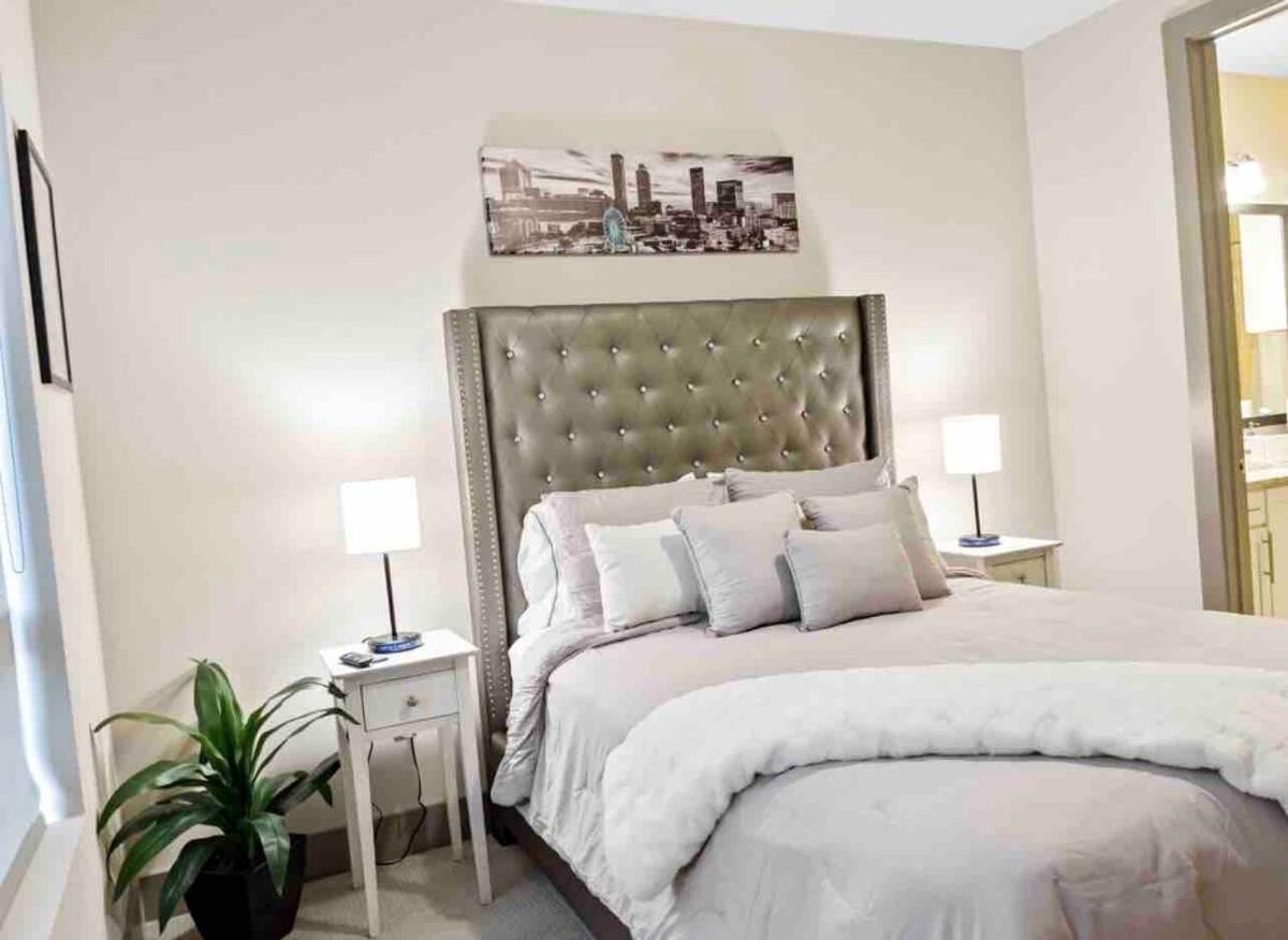 Apartment Midtown Oasis Overlooking Atl With Pool View And Balcony Atlanta