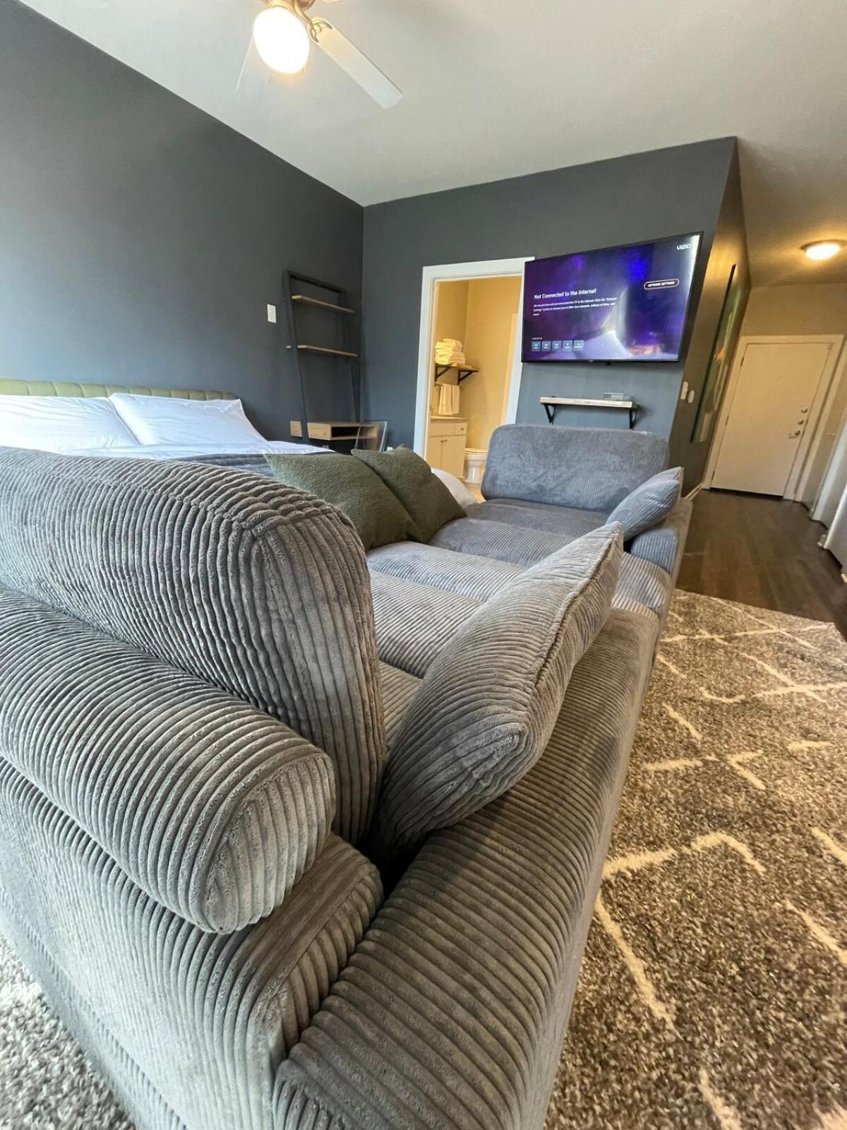 King Bed, Walk To Beltline Inman Park, Pets Welcome Apartment
