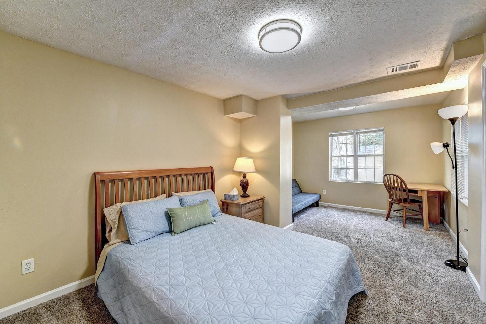 Cheerful 2-bedroom Midtown Home- Sleeps 7