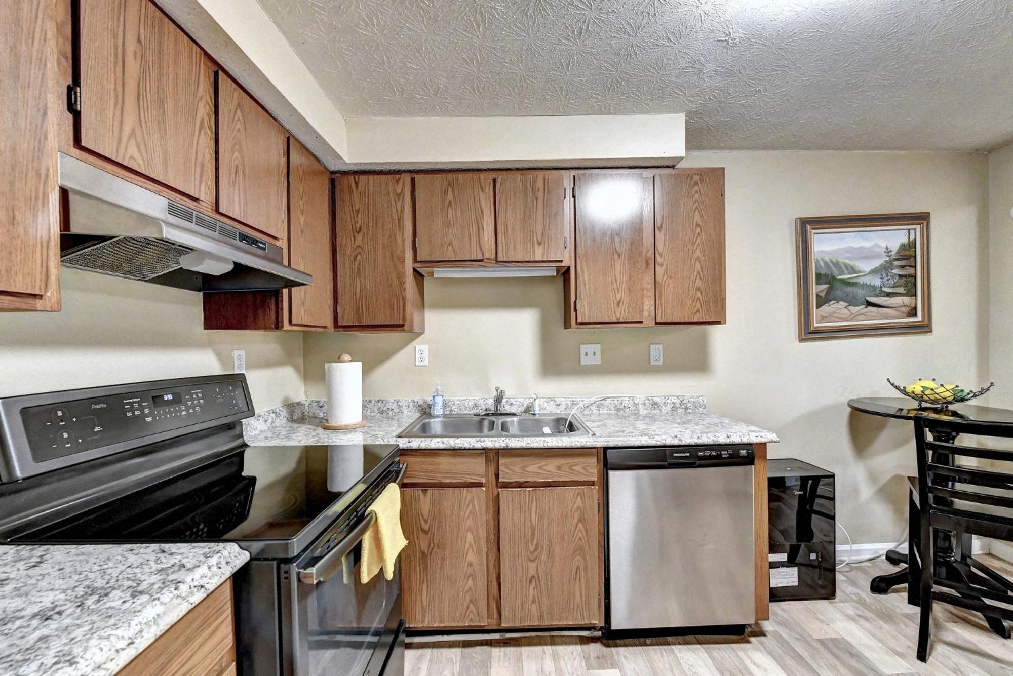 Cheerful 2-bedroom Midtown Home- Sleeps 7