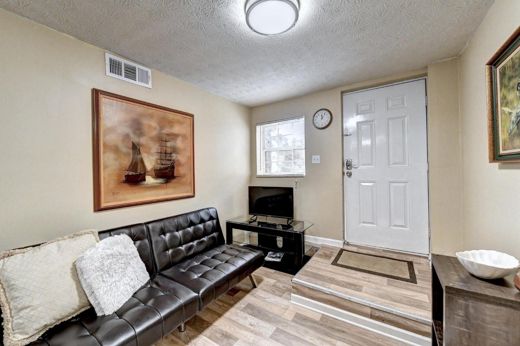 Cheerful 2-bedroom Midtown Home- Sleeps 7 Holiday home