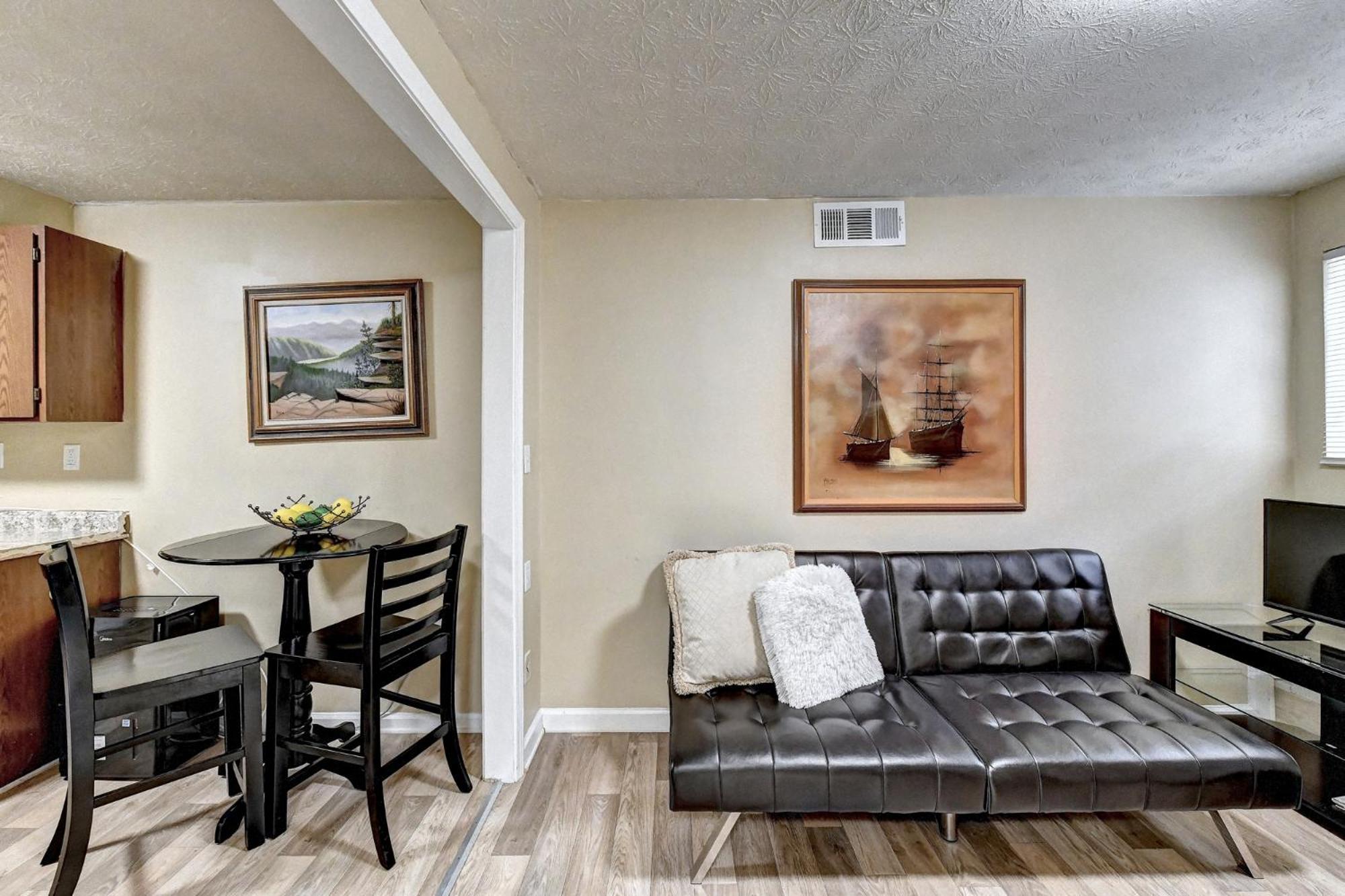 Cheerful 2-bedroom Midtown Home- Sleeps 7 *
