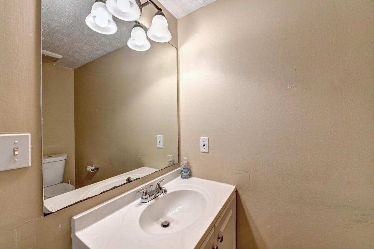 Cheerful 2-bedroom Midtown Home- Sleeps 7 Holiday home *