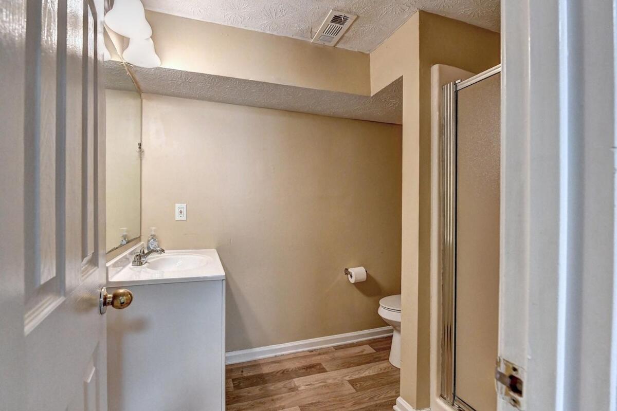Cheerful 2-bedroom Midtown Home- Sleeps 7 *
