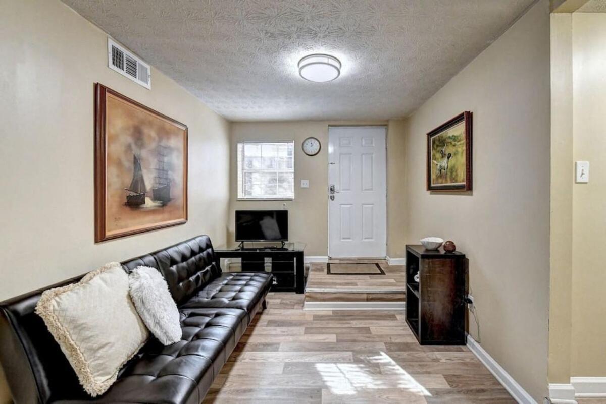Holiday home Cheerful 2-bedroom Midtown Home- Sleeps 7