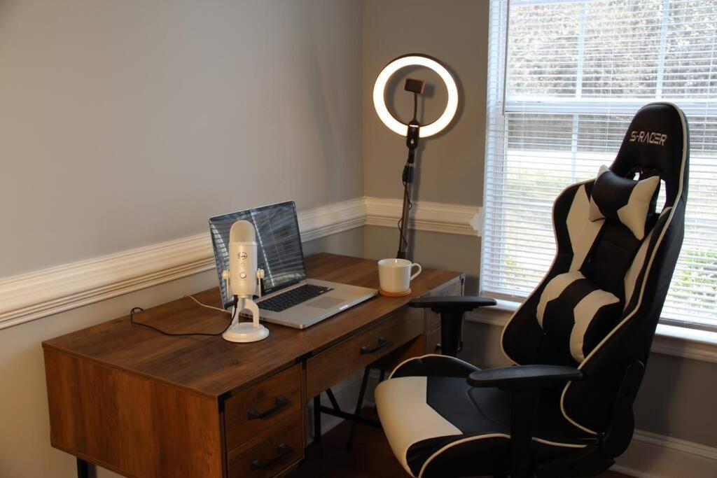 Beautiful Near Atlanta's Airport! Holiday home