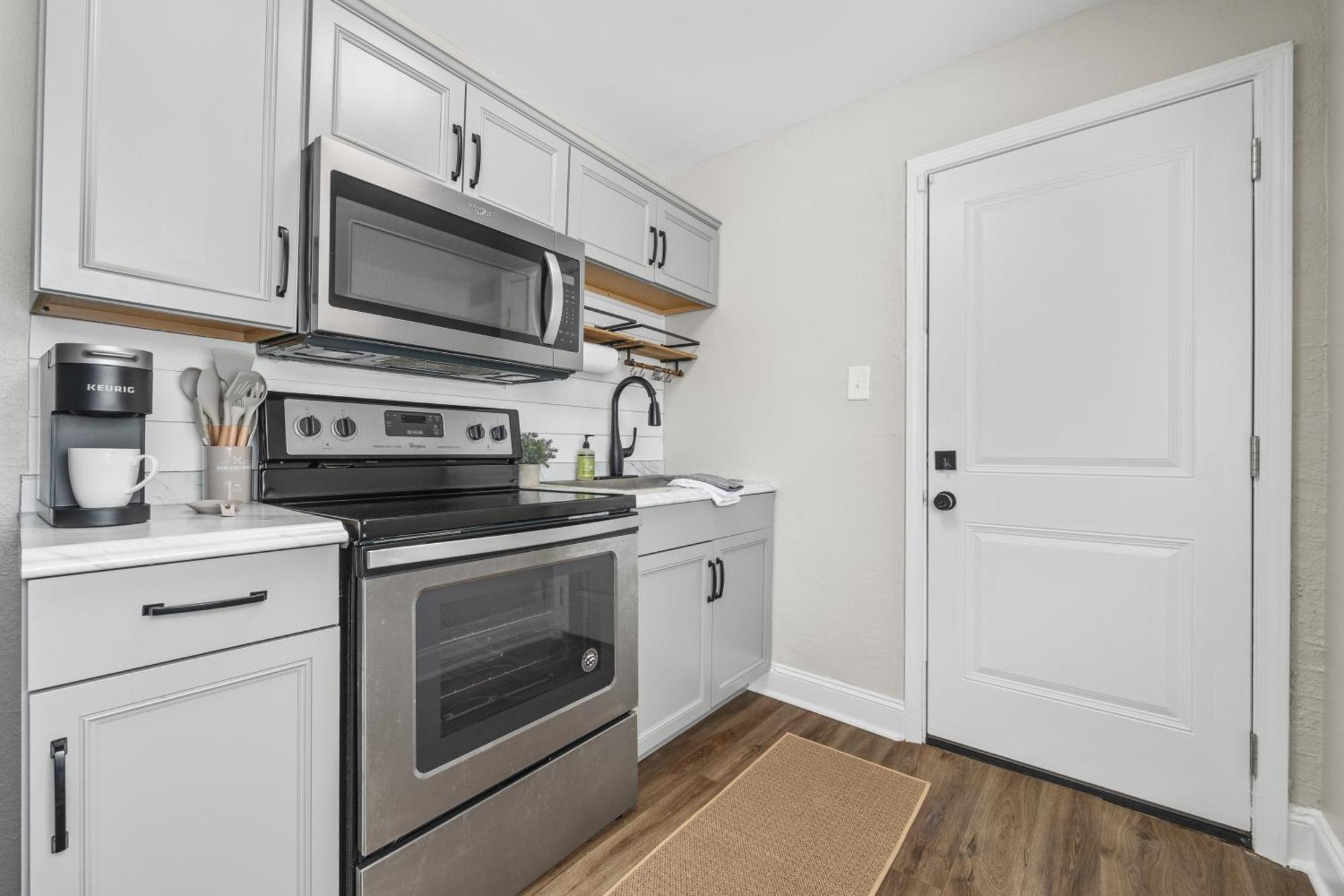 Apartment Cozy 2-bedroom Retreat W/wi-fi & Keurig Coffee *