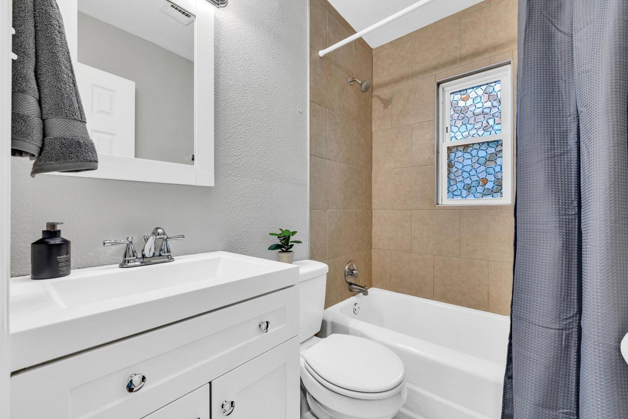 Unique 2br Less Than A Mile From The Zoo! Holiday home *