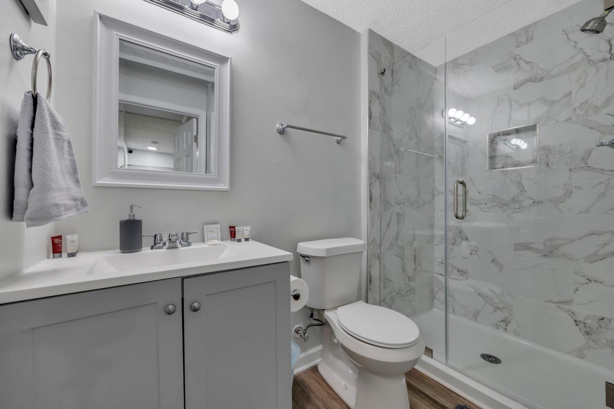 King Bed - Fireplace - Backyard - Wi-fi - Parking! Apartment *