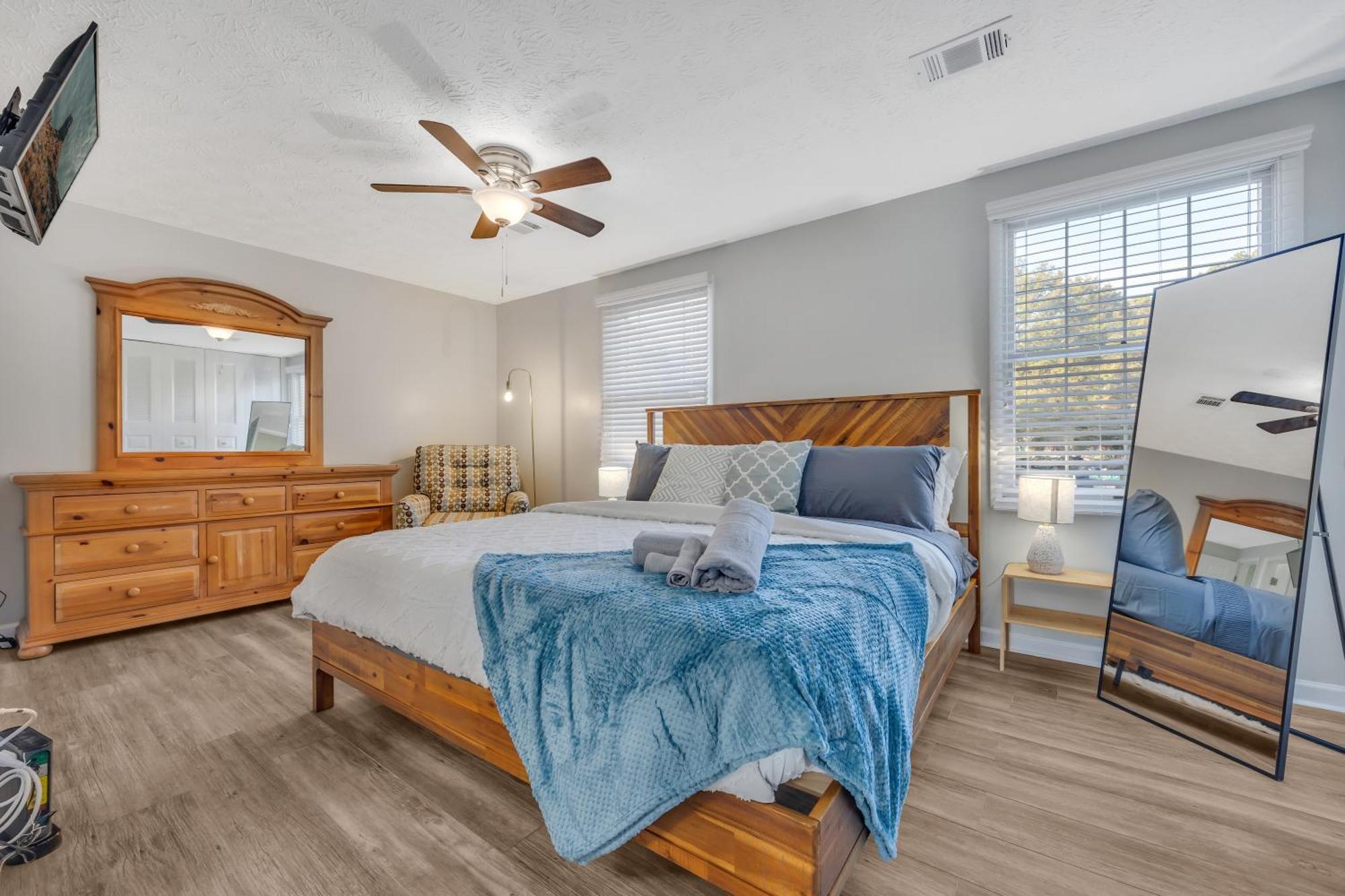 Apartment King Bed - Fireplace - Backyard - Wi-fi - Parking!
