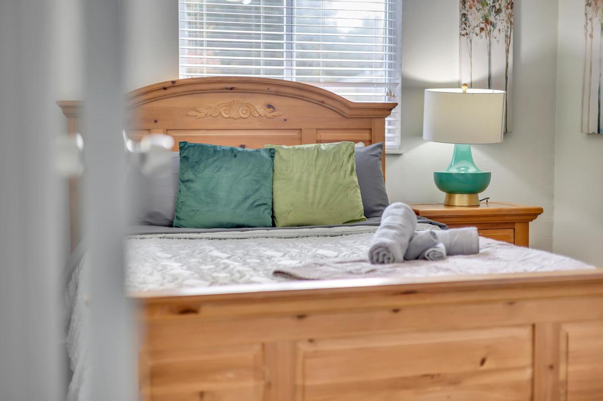 King Bed - Fireplace - Backyard - Wi-fi - Parking! *