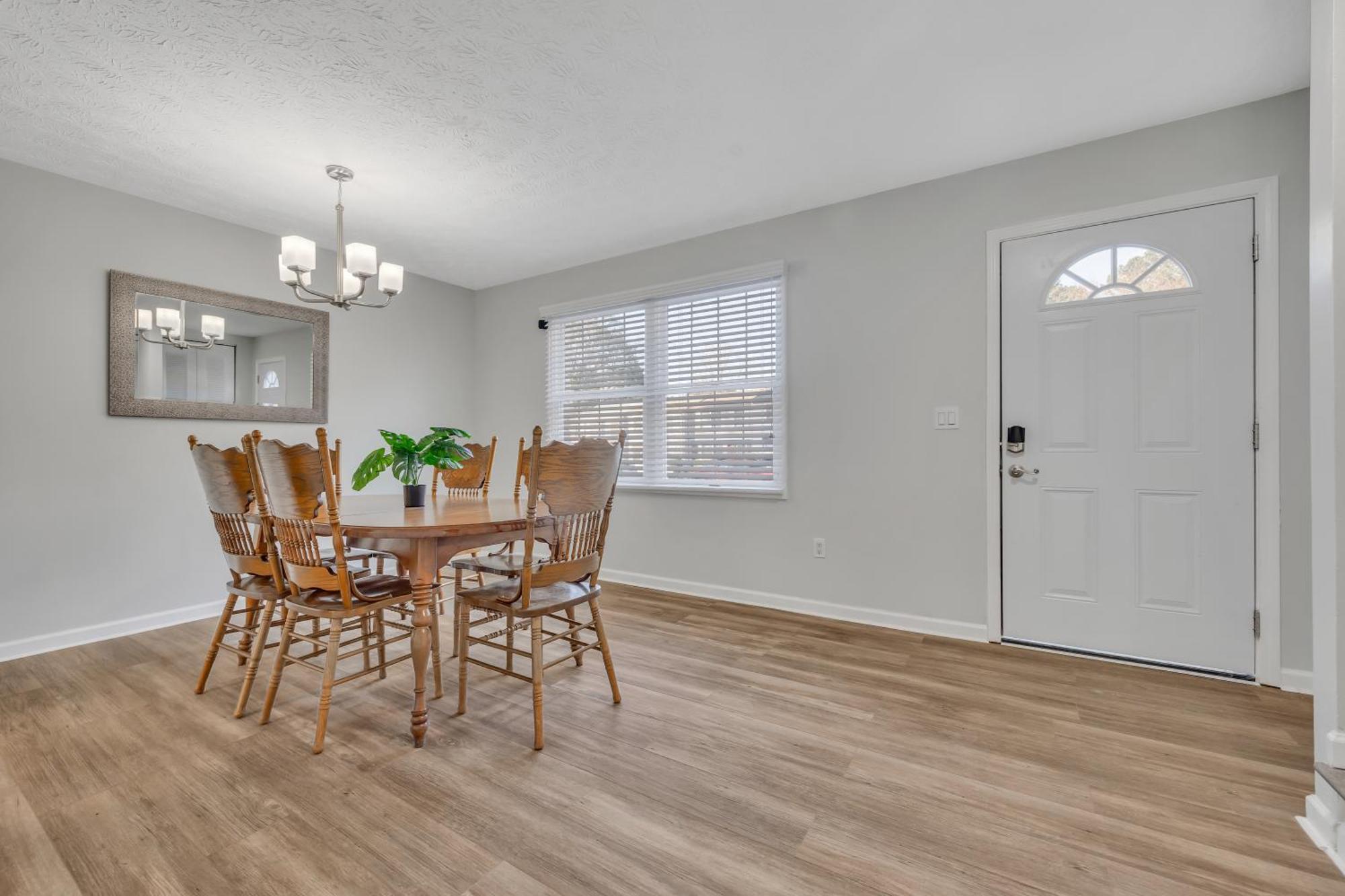 King Bed - Fireplace - Backyard - Wi-fi - Parking! * Atlanta