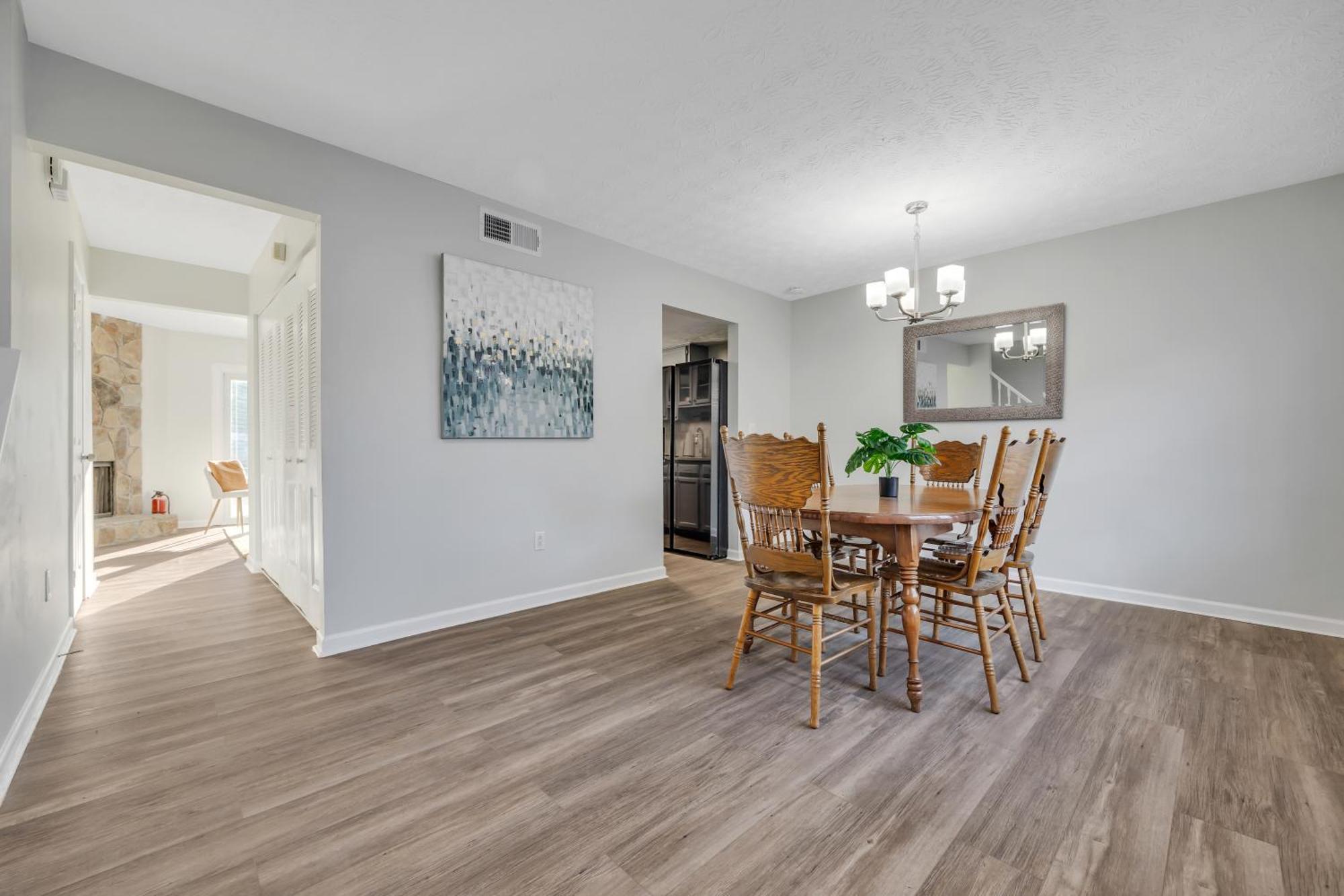 King Bed - Fireplace - Backyard - Wi-fi - Parking!