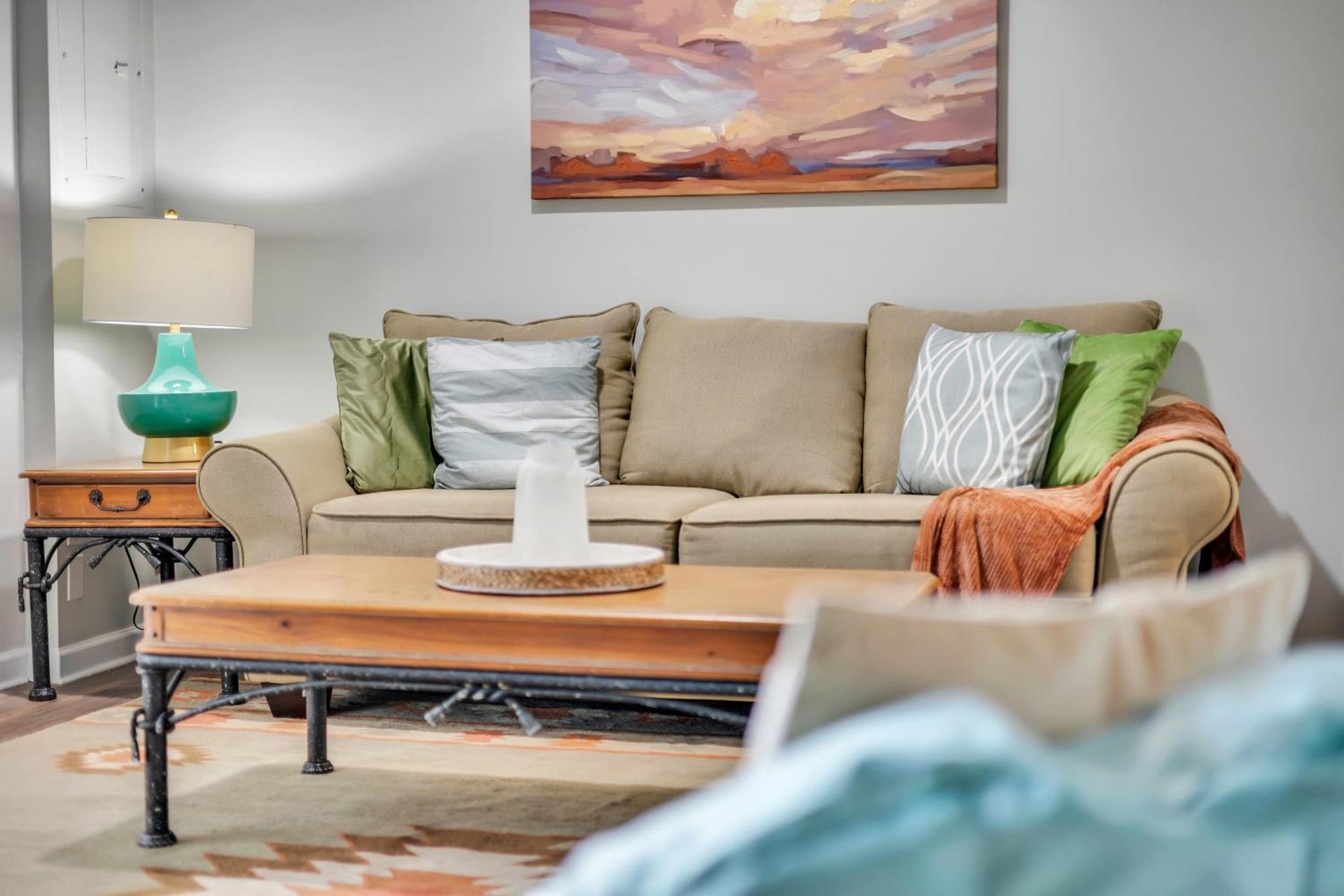 King Bed - Fireplace - Backyard - Wi-fi - Parking! Apartment