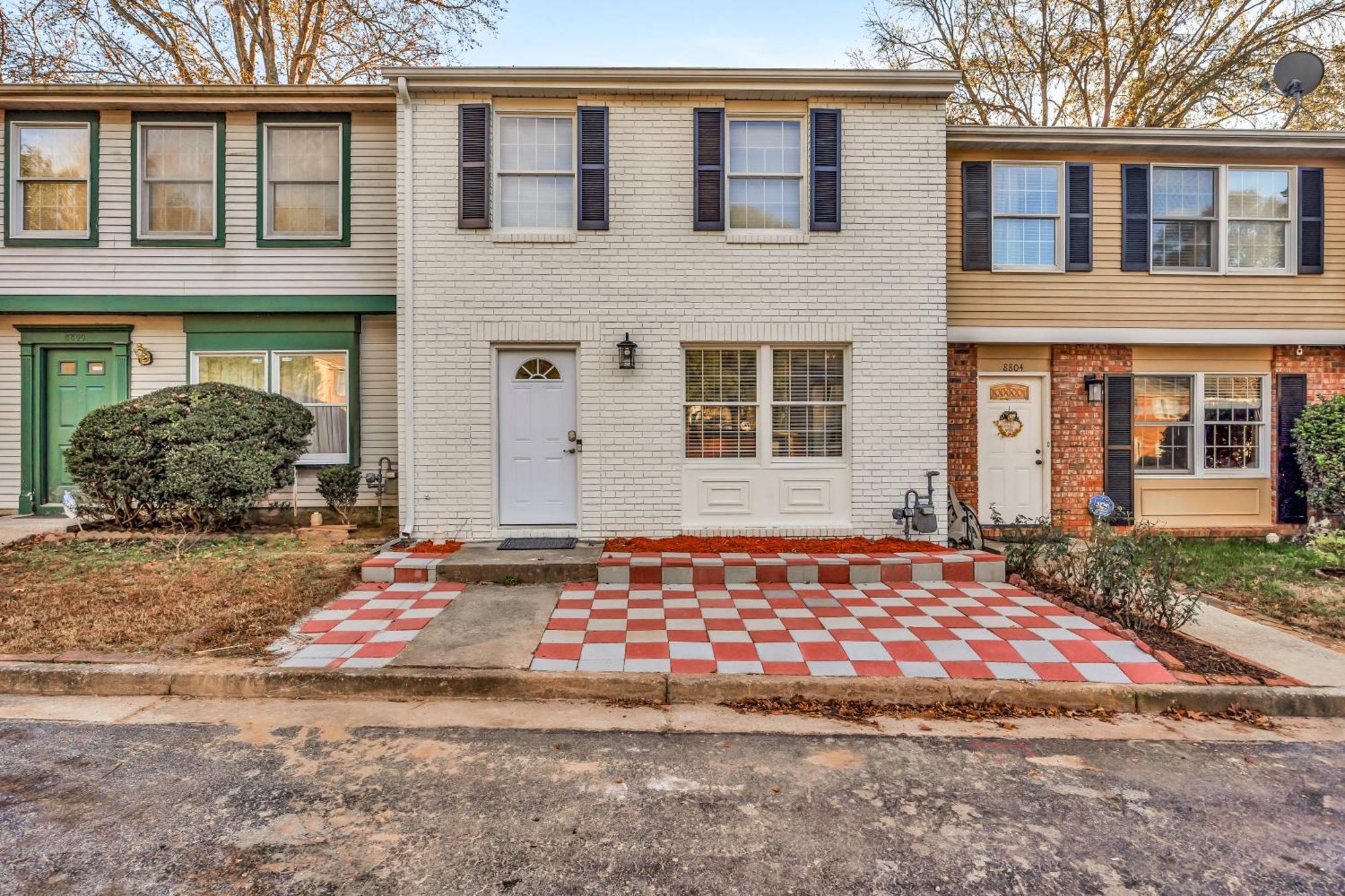 King Bed - Fireplace - Backyard - Wi-fi - Parking! *