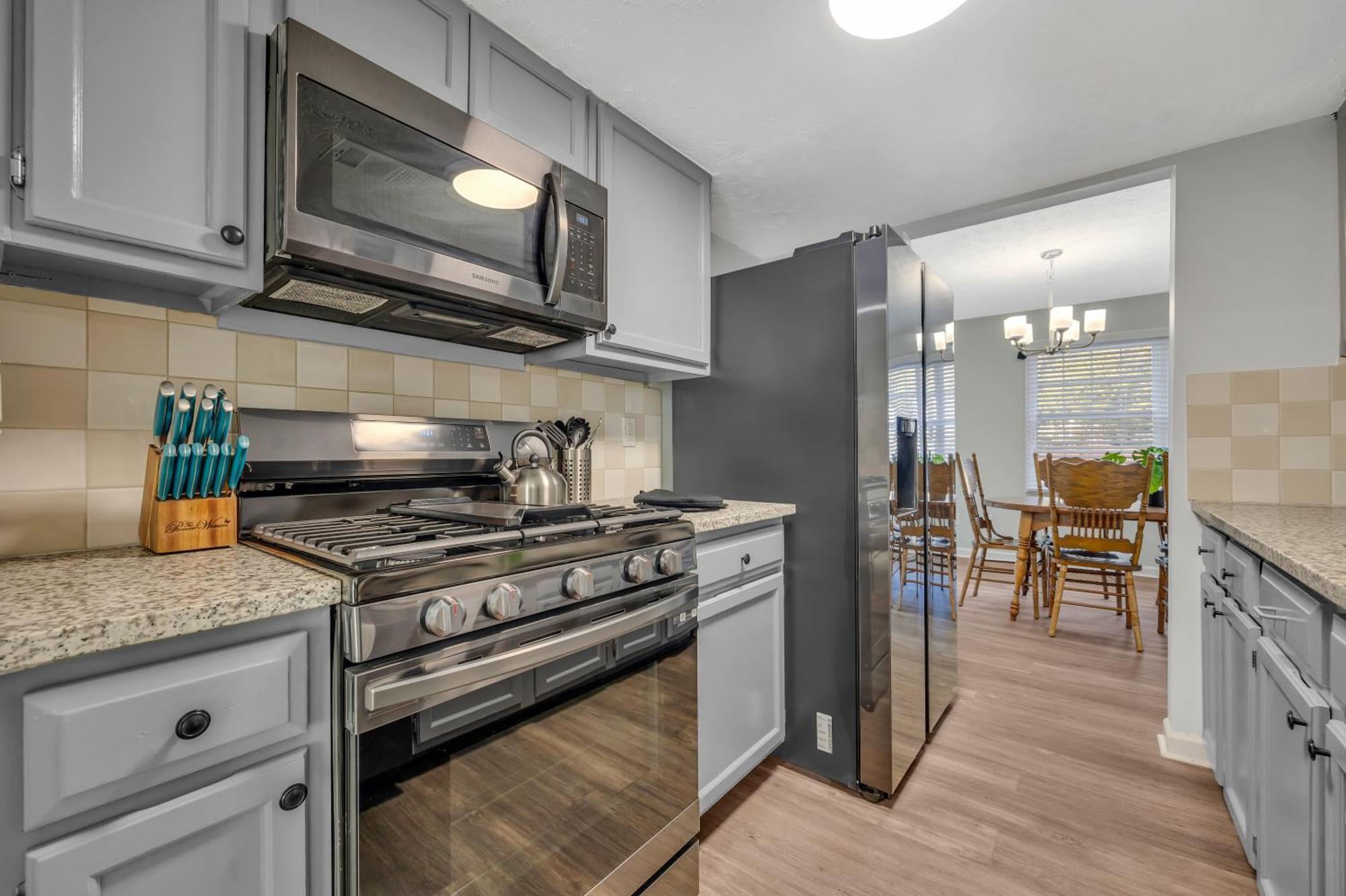 King Bed - Fireplace - Backyard - Wi-fi - Parking! Apartment *