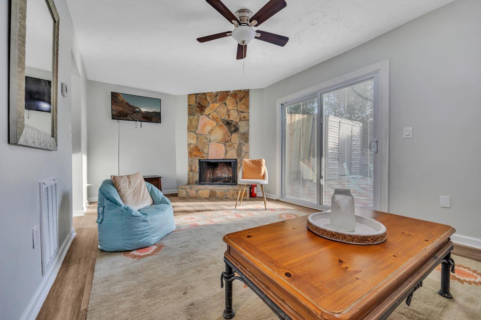 Apartment King Bed - Fireplace - Backyard - Wi-fi - Parking! *