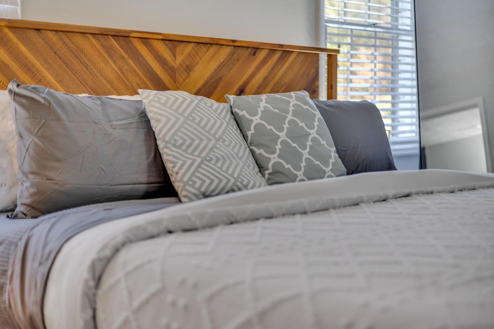 King Bed - Fireplace - Backyard - Wi-fi - Parking!