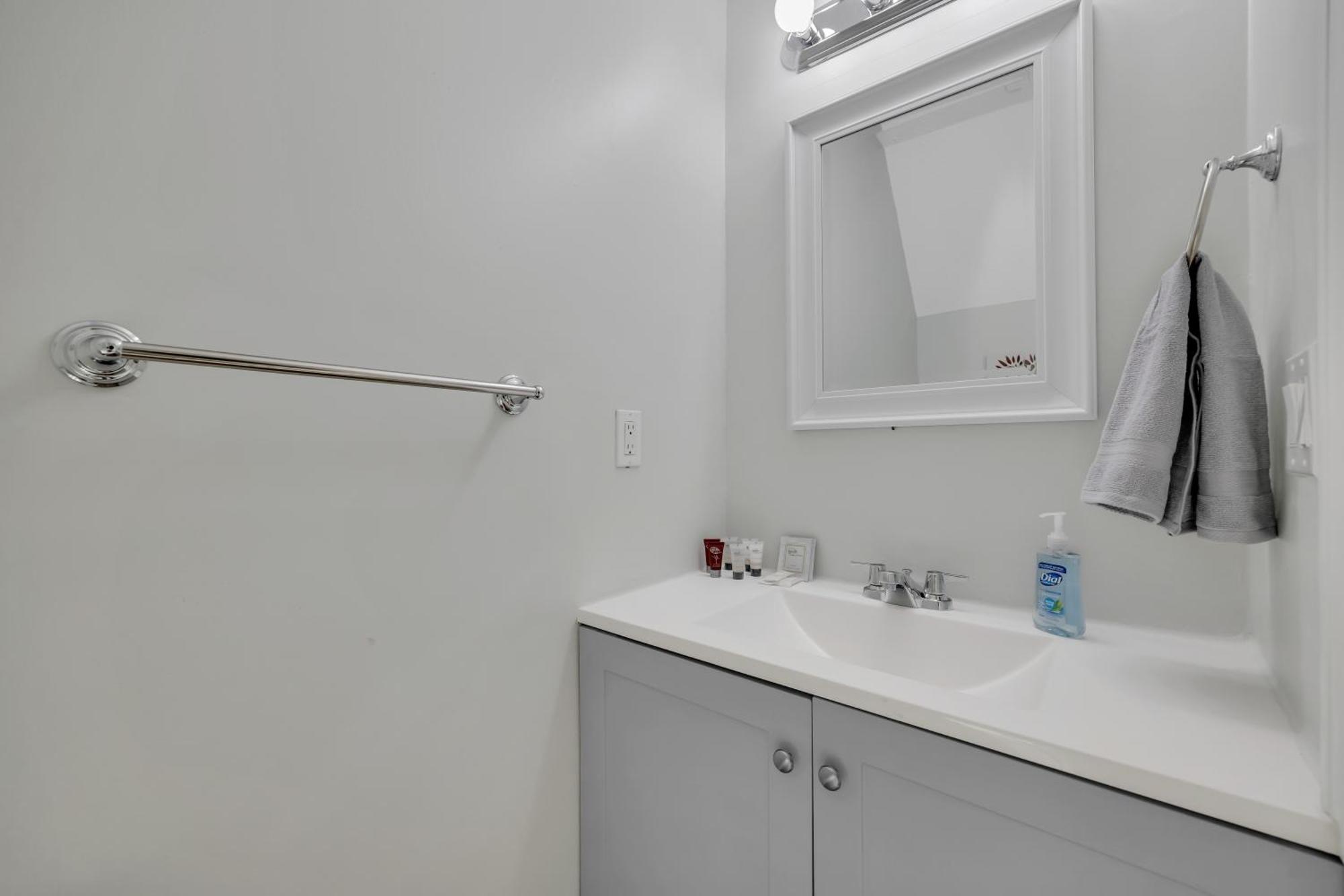 King Bed - Fireplace - Backyard - Wi-fi - Parking! Apartment