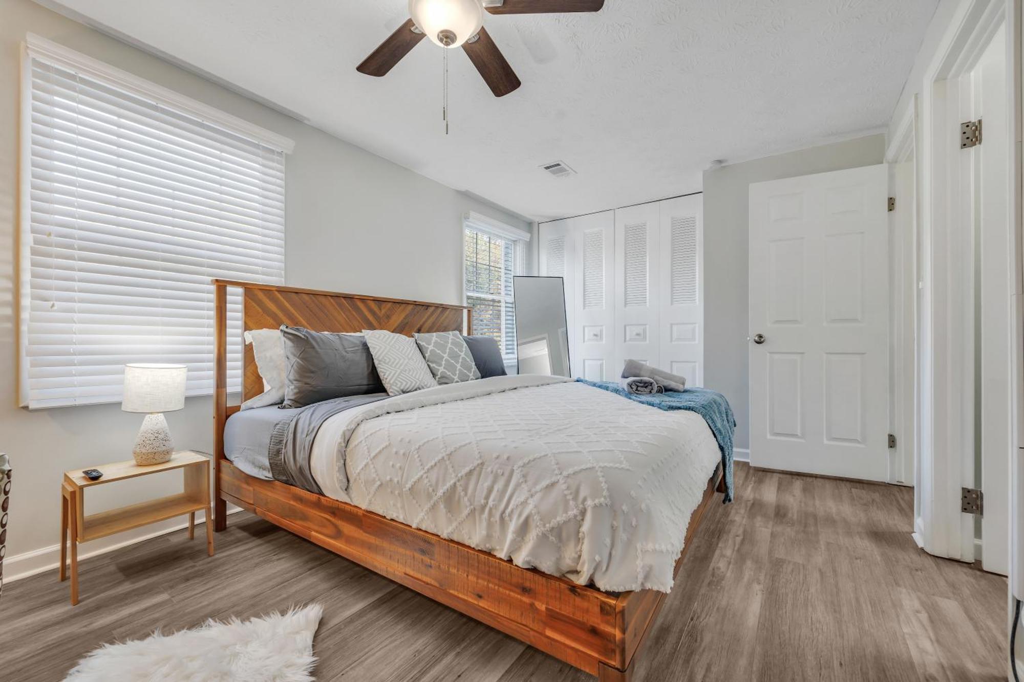 Apartment King Bed - Fireplace - Backyard - Wi-fi - Parking!
