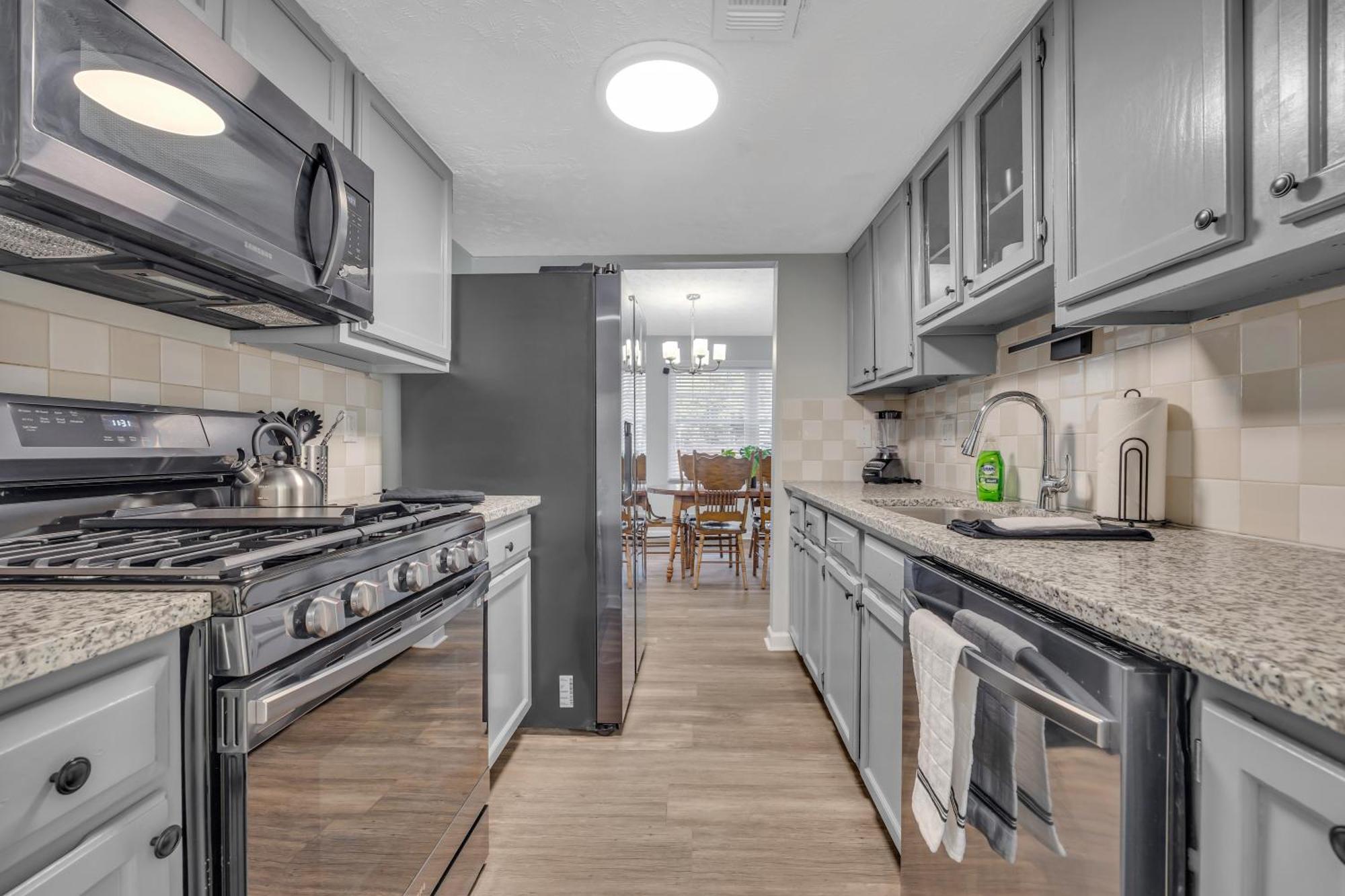 Apartment King Bed - Fireplace - Backyard - Wi-fi - Parking! *