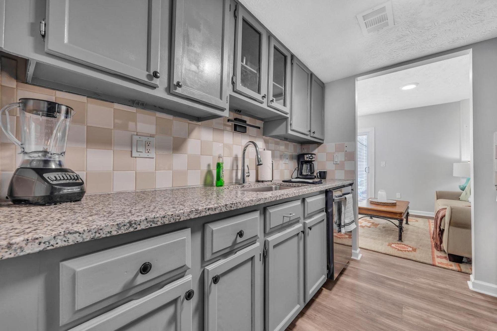 King Bed - Fireplace - Backyard - Wi-fi - Parking! *
