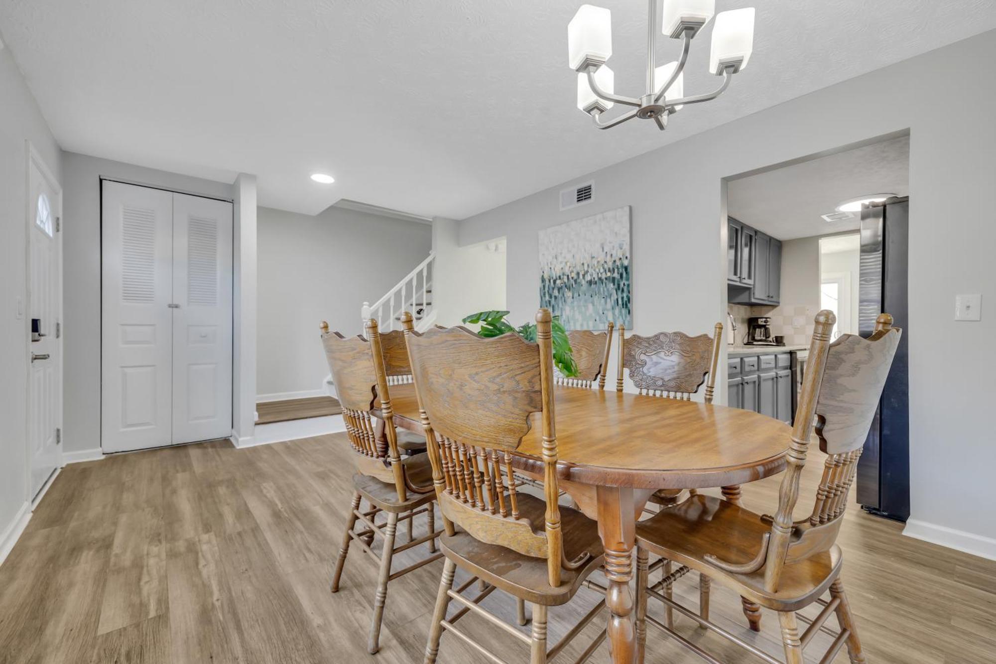 King Bed - Fireplace - Backyard - Wi-fi - Parking! Apartment