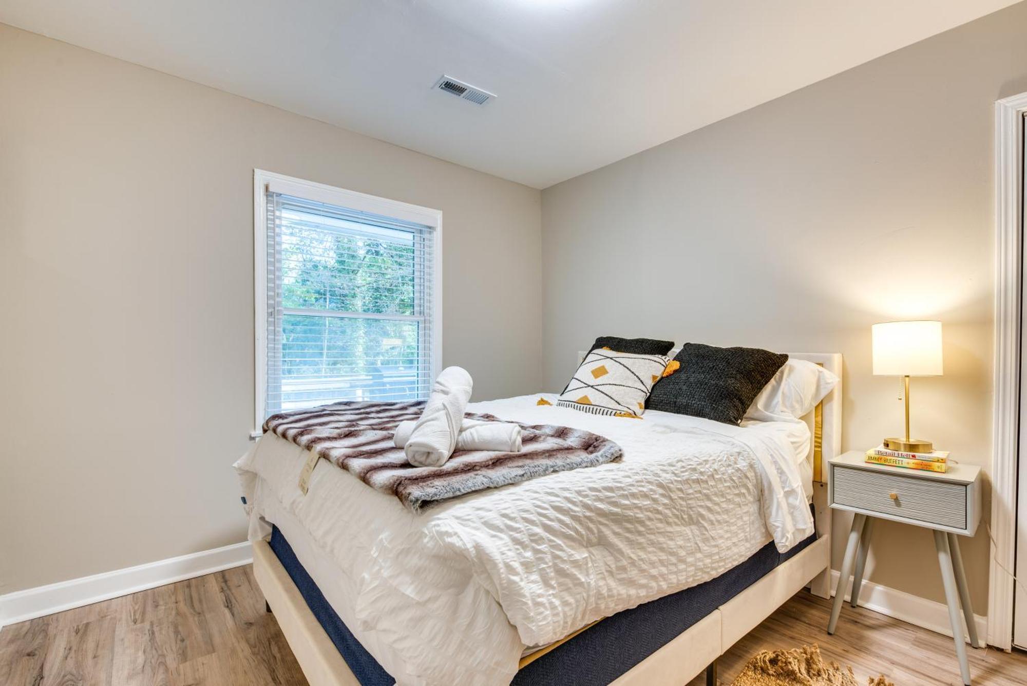 Modern Vacation Near Downtown! Apartment *