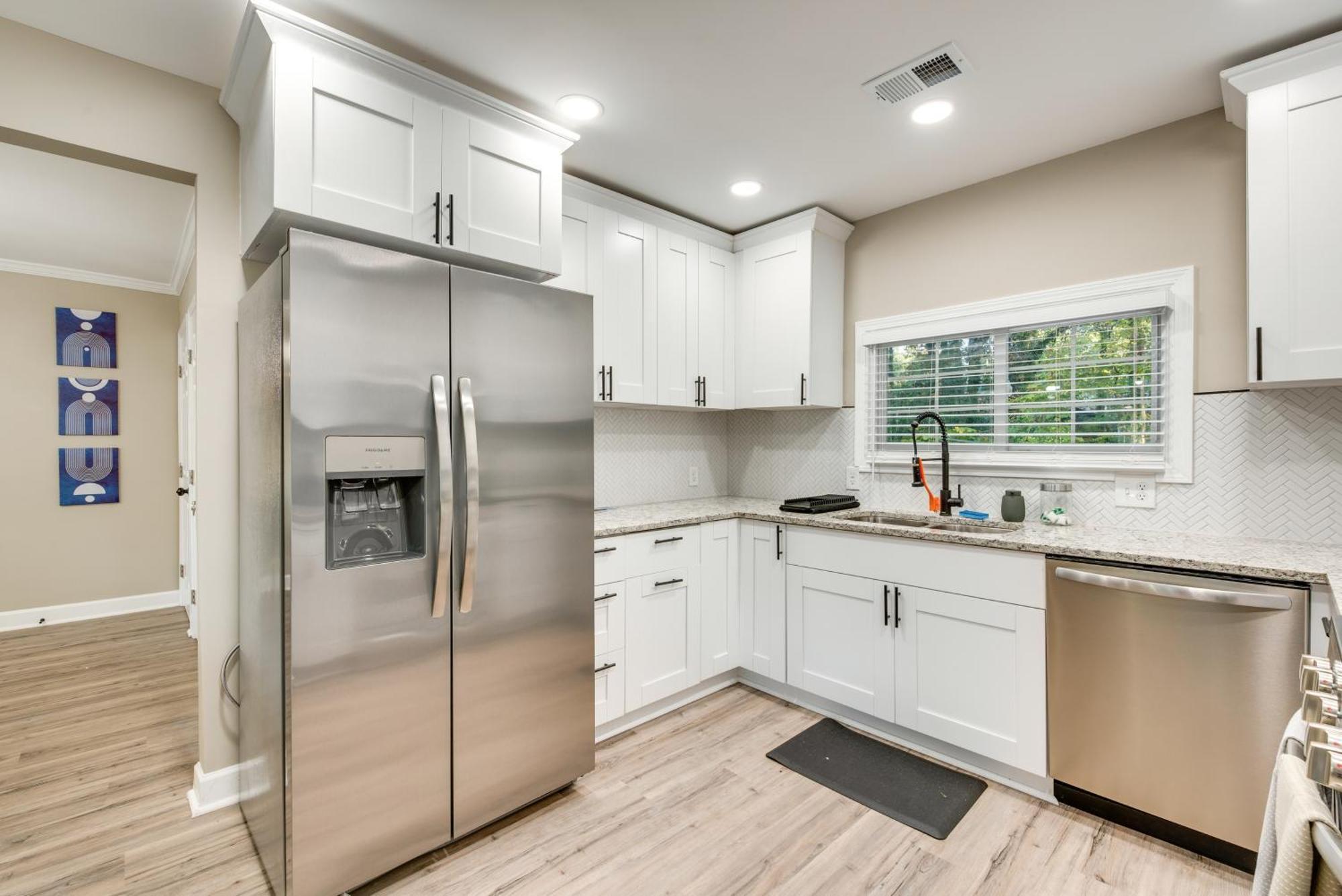 Modern Vacation Near Downtown! *