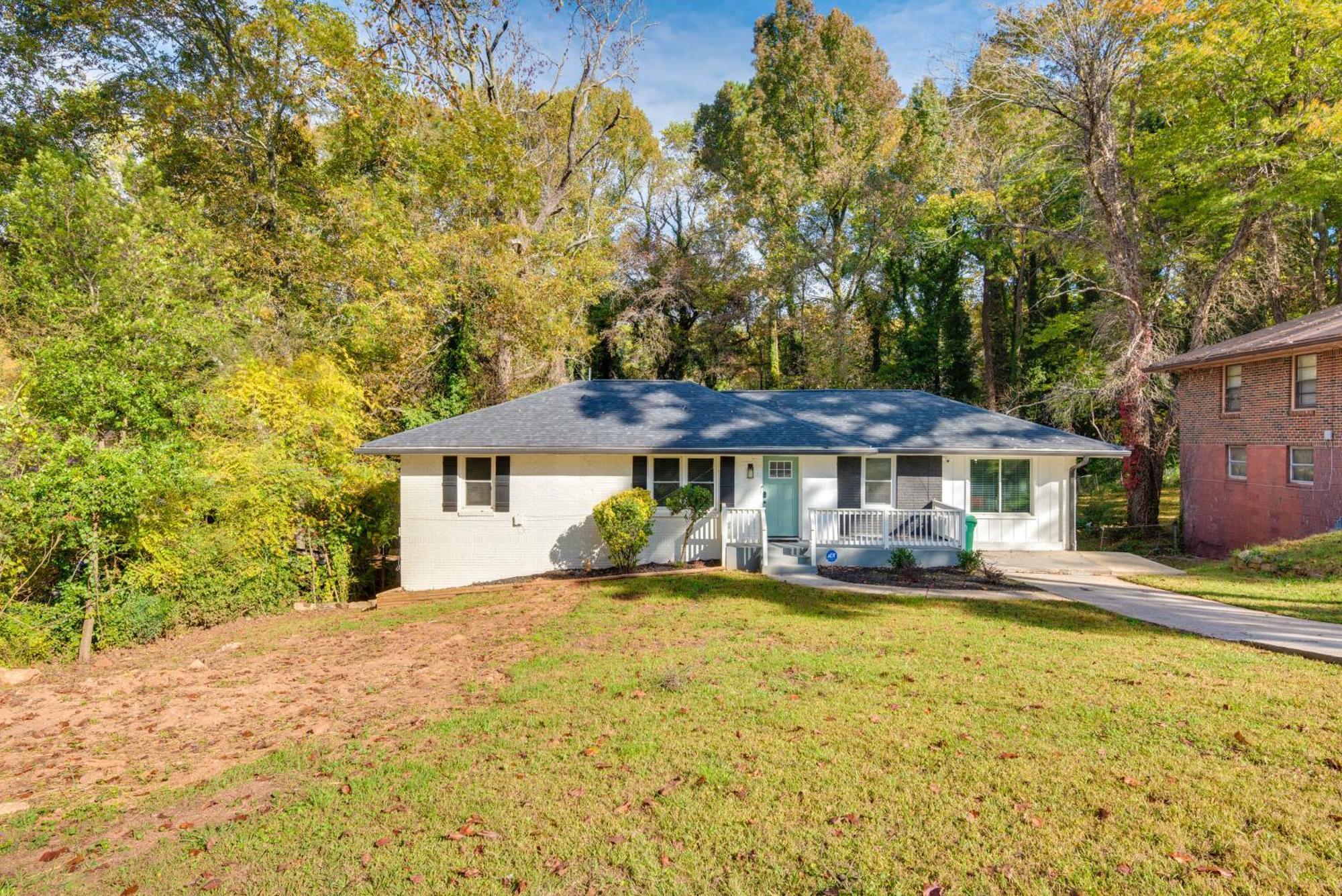 Modern Vacation Near Downtown!
