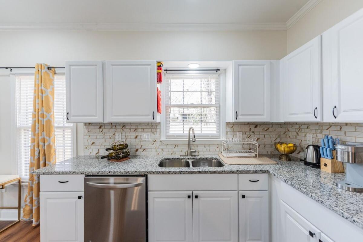 Modern 5 Bedroom - 2 Miles To Zoo And Aquarium Holiday home Atlanta