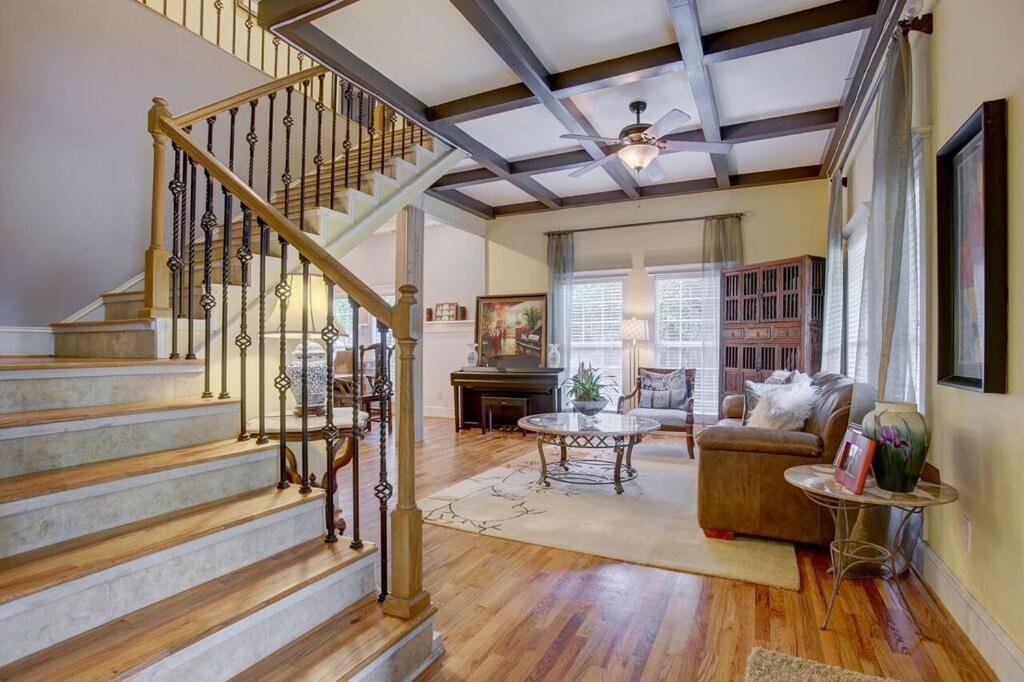 Sleeps16, Spacious, Comfortable Close To Downtown, Beltline, And Walk To Restaurants Holiday home *