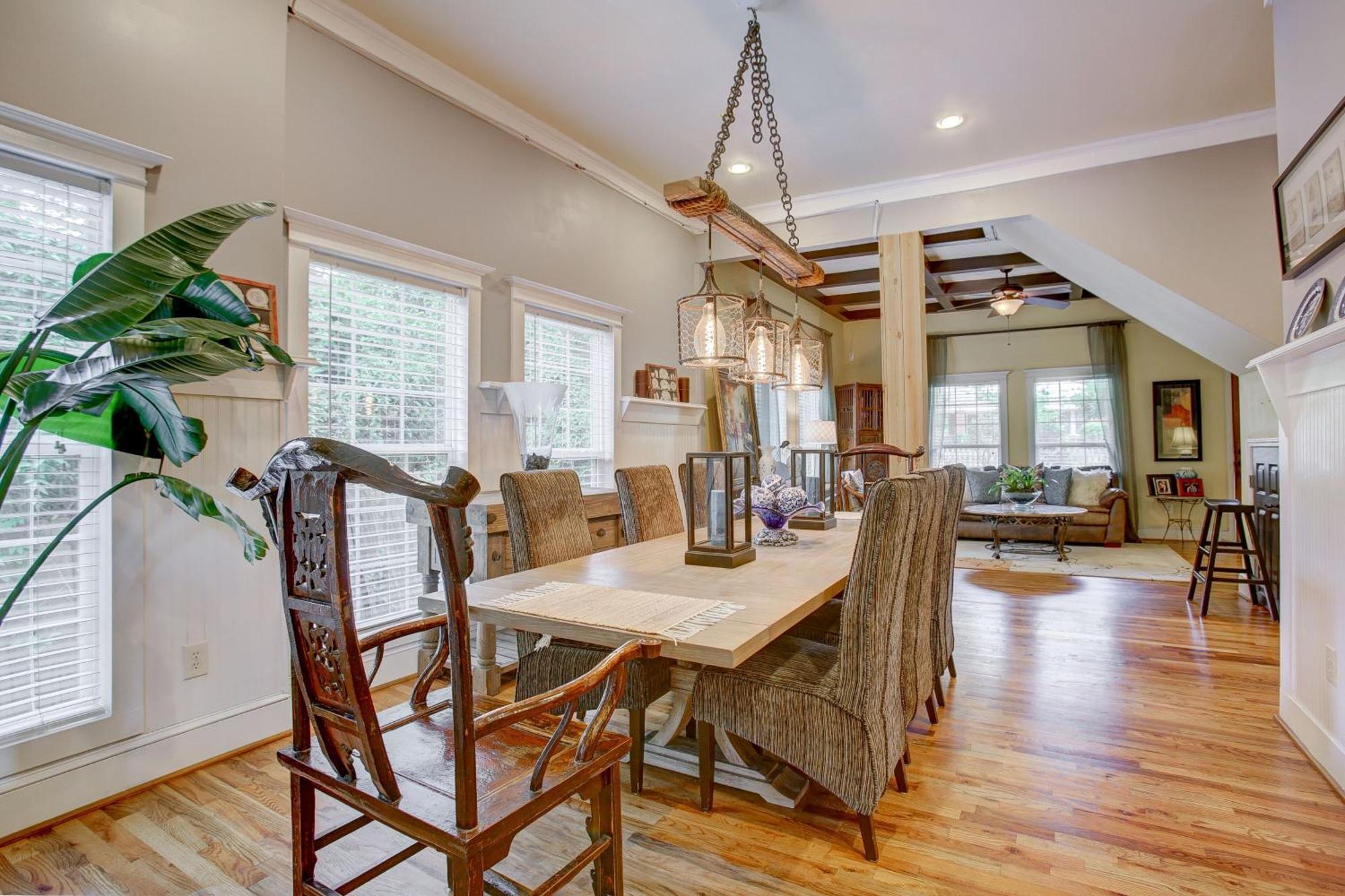 Holiday home Sleeps16, Spacious, Comfortable Close To Downtown, Beltline, And Walk To Restaurants *