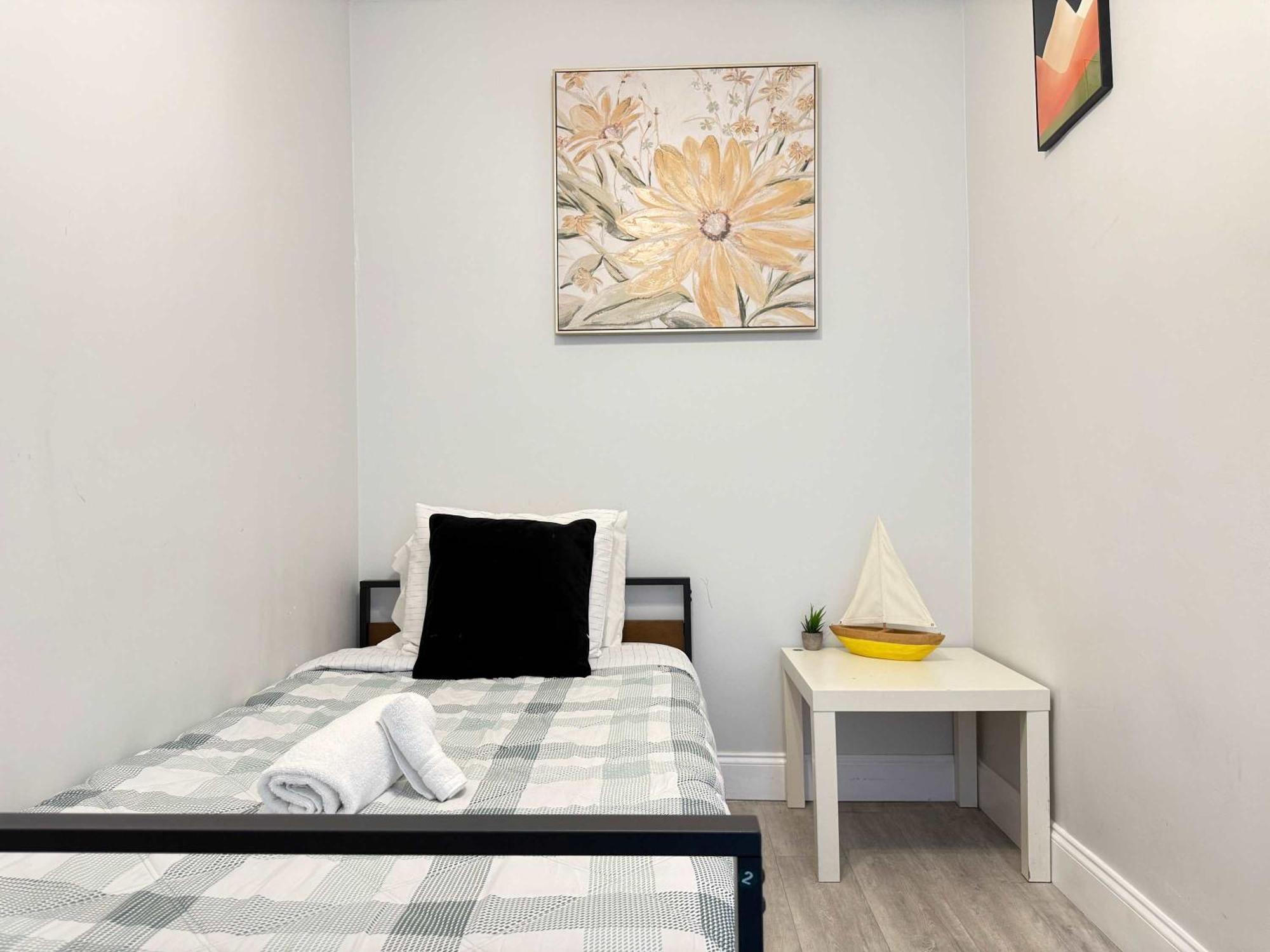 Renovated 2 Bedroom Free Parking Lm1105 Holiday home *