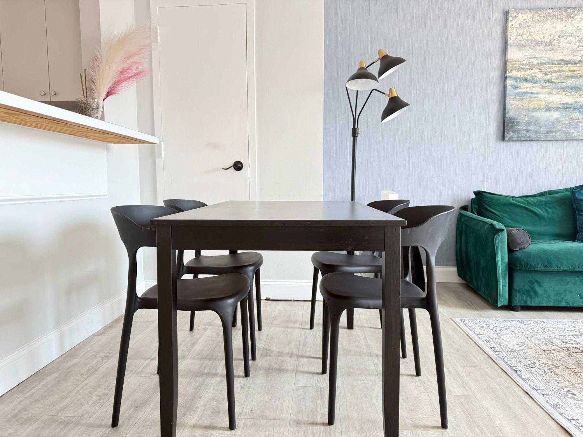 Renovated 2 Bedroom Free Parking Lm1105 *