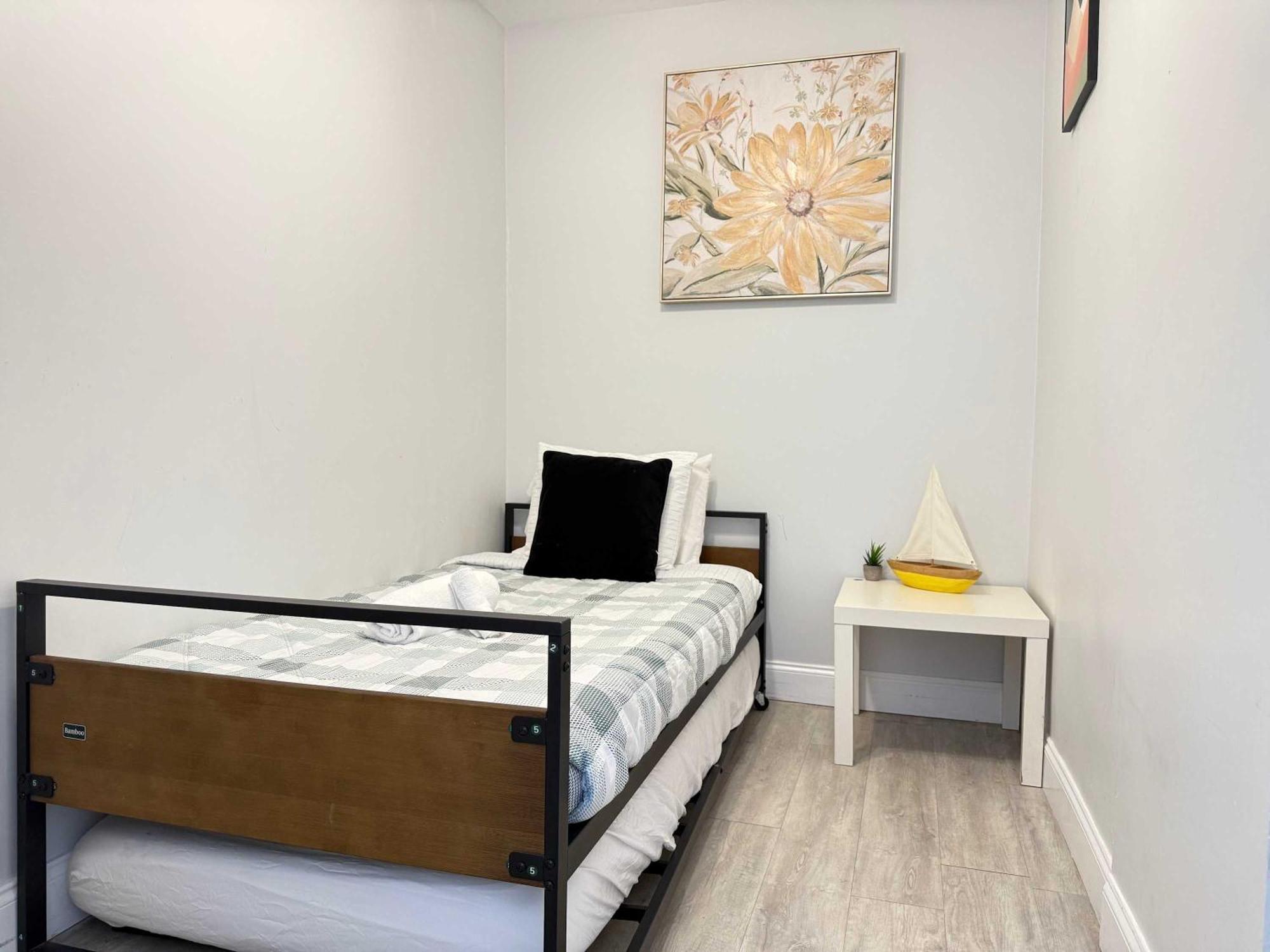 Renovated 2 Bedroom Free Parking Lm1105 Holiday home