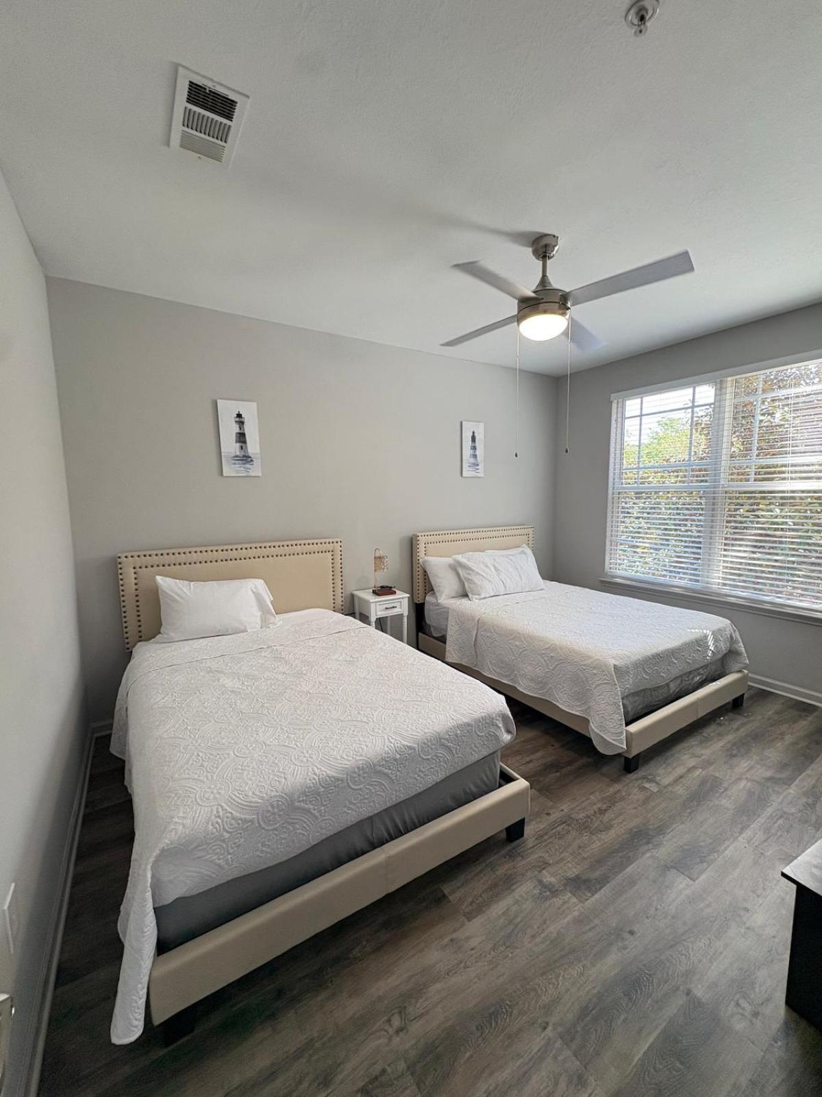 15 Minutes From Airport Charming 3 Bedroom *