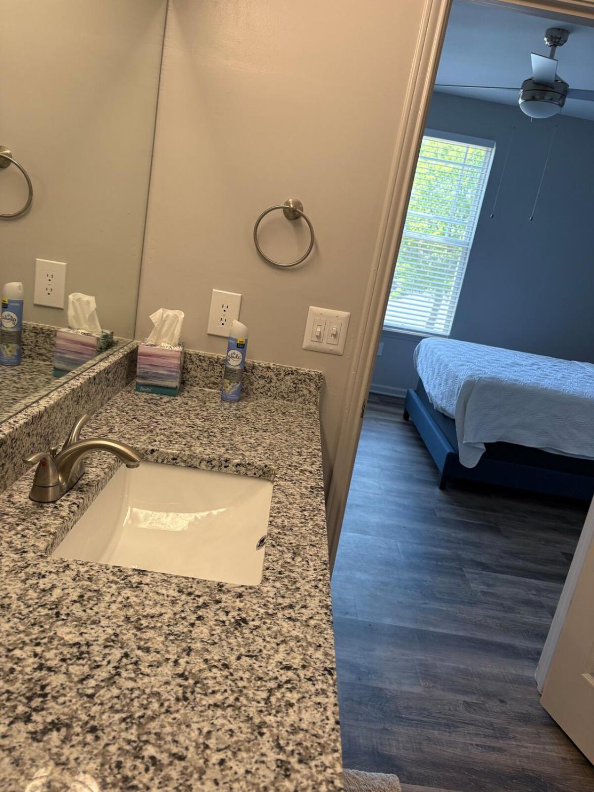 15 Minutes From Airport Charming 3 Bedroom