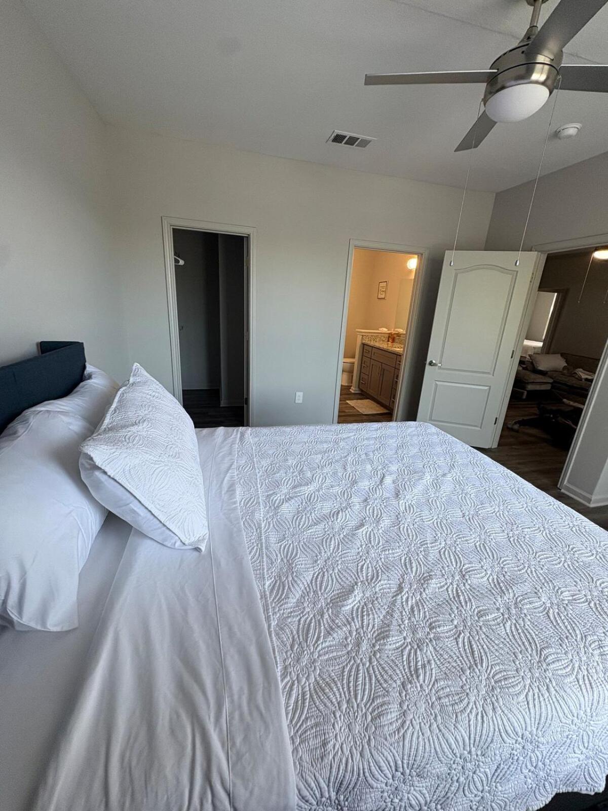 Apartment 15 Minutes From Airport Charming 3 Bedroom