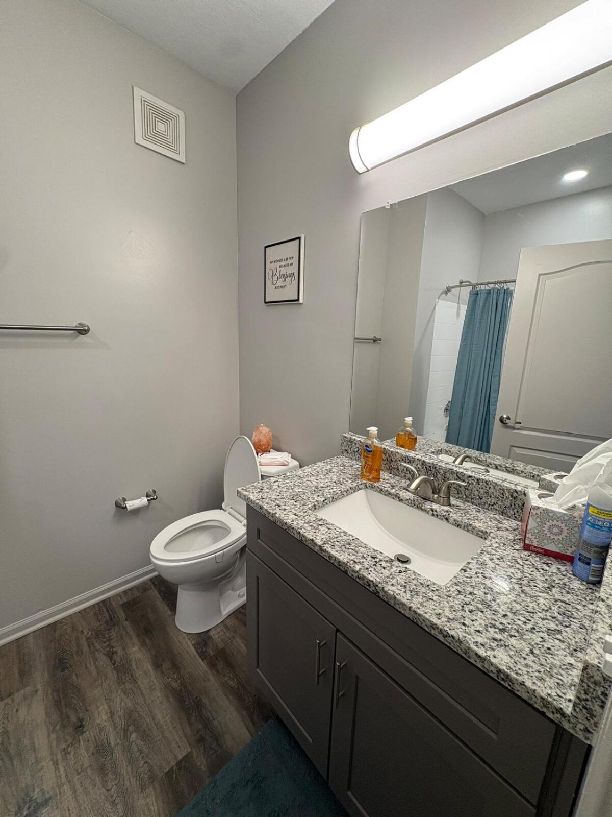 15 Minutes From Airport Charming 3 Bedroom Apartment