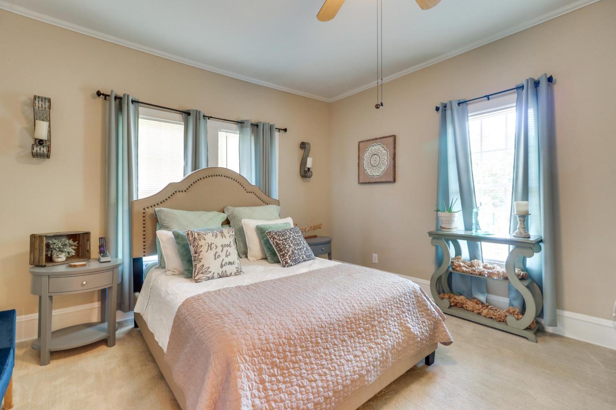 Holiday home Updated With Backyard, 10mi To Dtwn