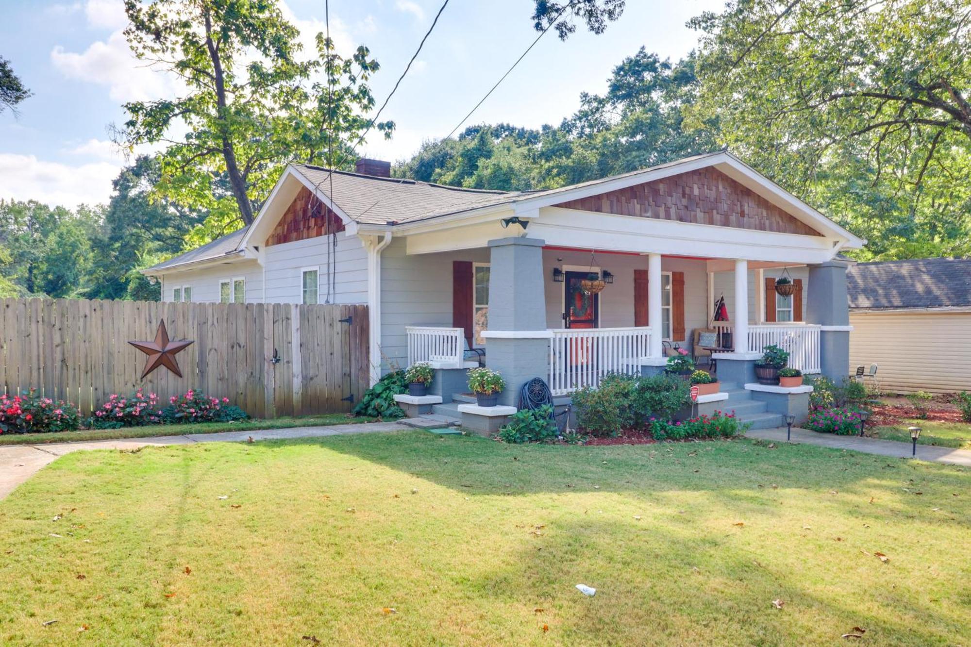 Updated With Backyard, 10mi To Dtwn Holiday home *