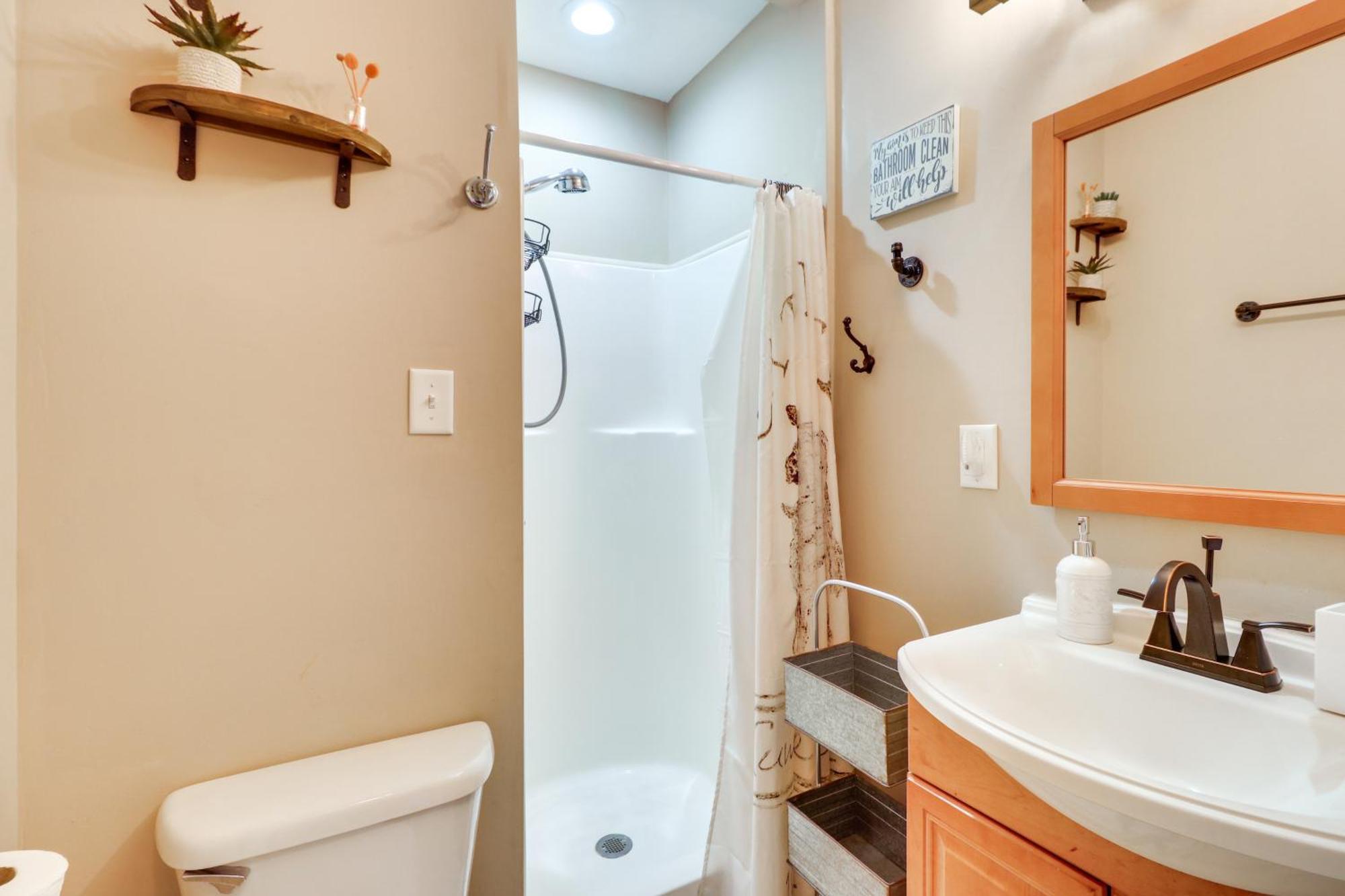 Holiday home Updated With Backyard, 10mi To Dtwn Atlanta