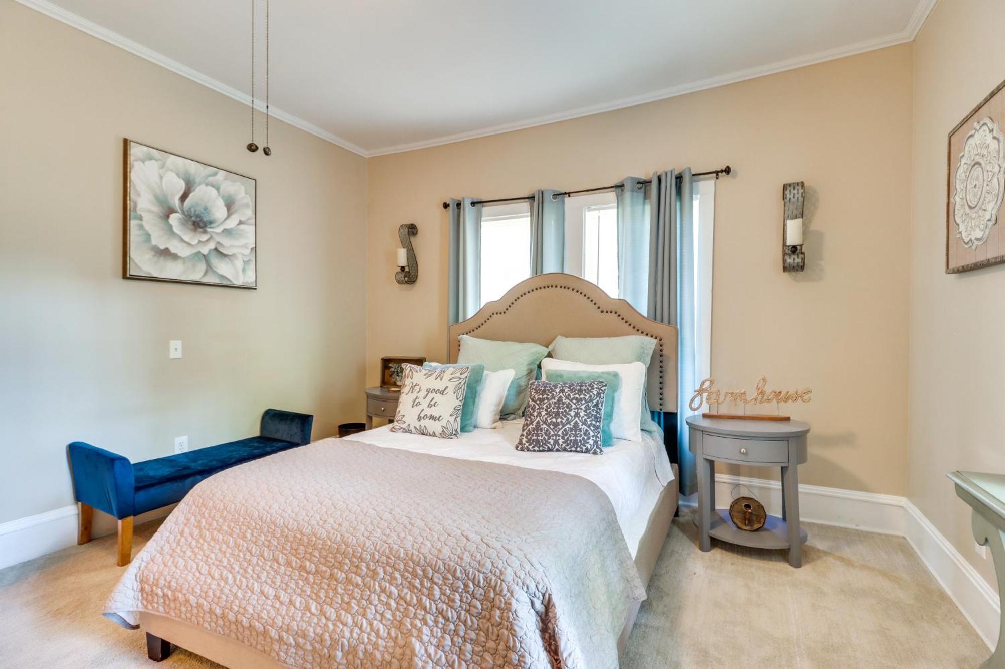 Holiday home Updated With Backyard, 10mi To Dtwn *