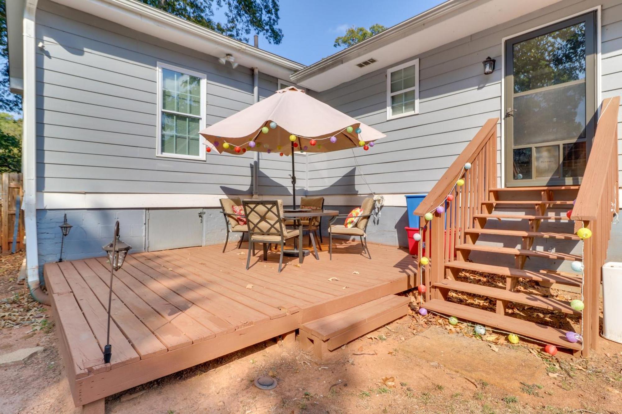 Updated With Backyard, 10mi To Dtwn Holiday home *