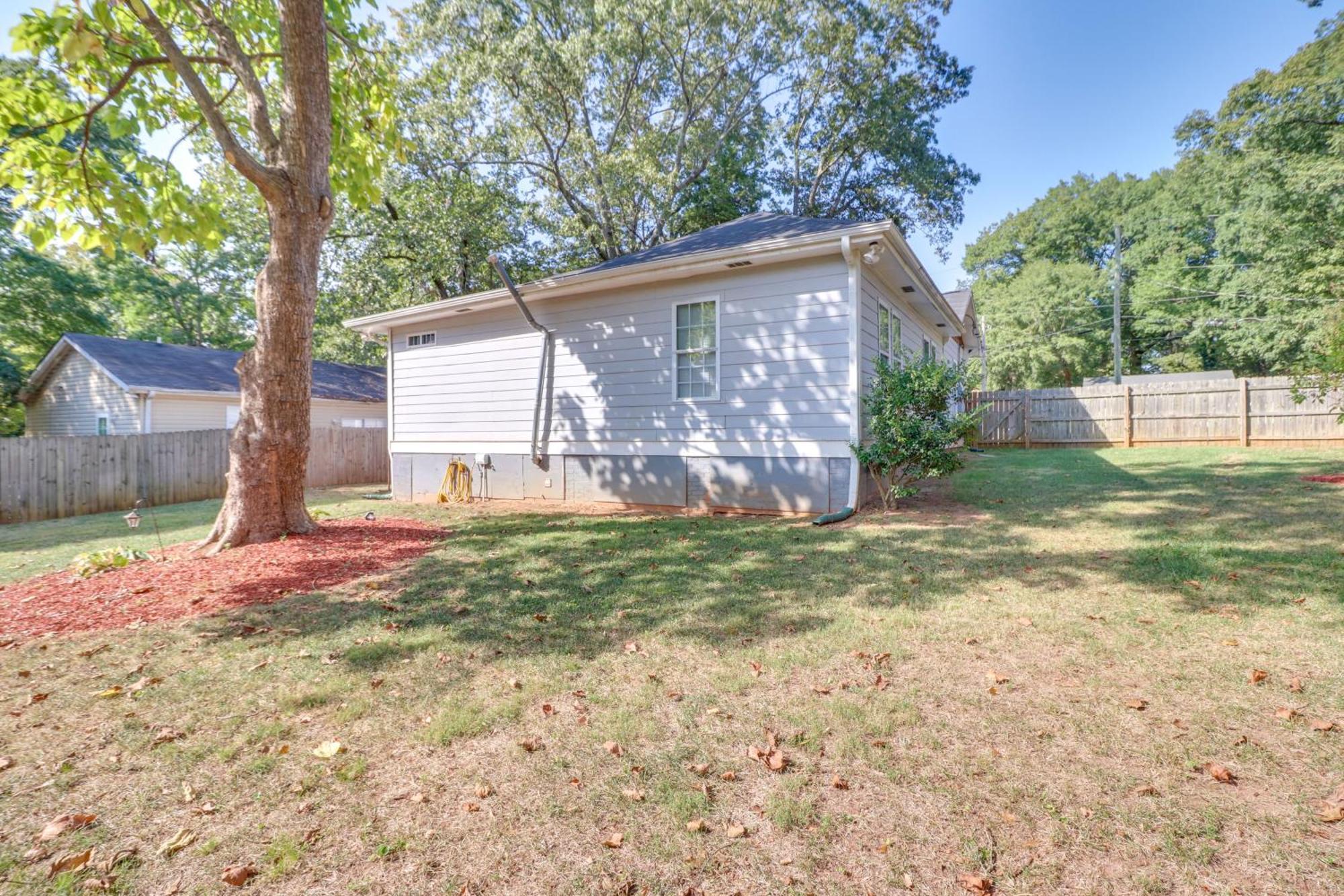 Updated With Backyard, 10mi To Dtwn Holiday home