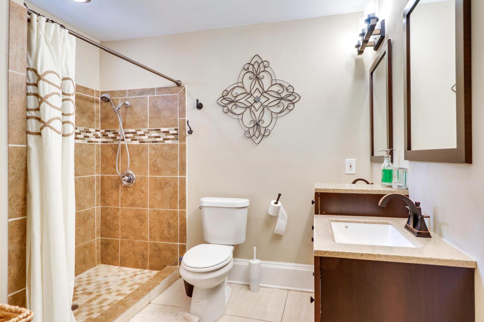 Holiday home Updated With Backyard, 10mi To Dtwn