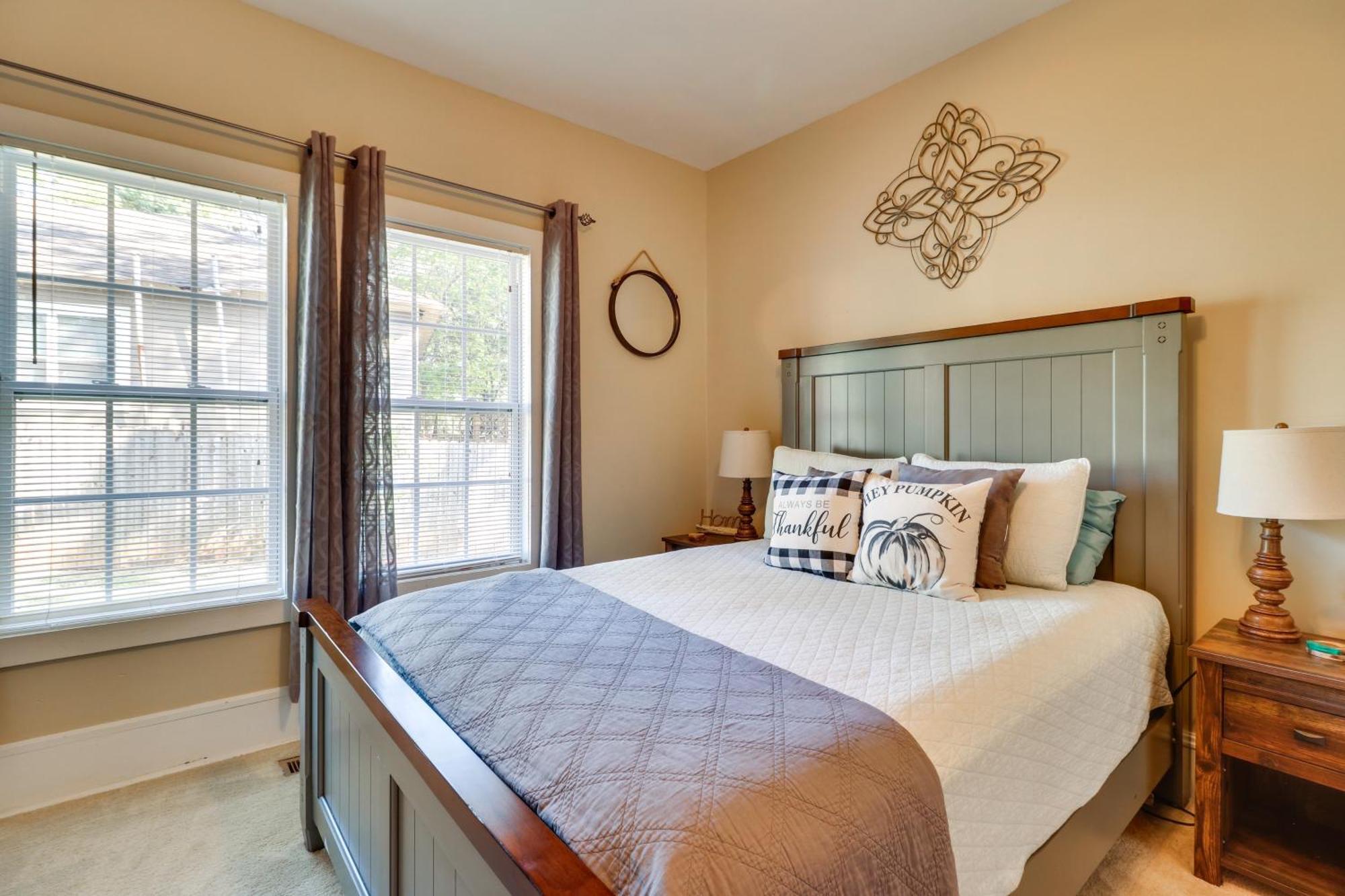 Holiday home Updated With Backyard, 10mi To Dtwn *