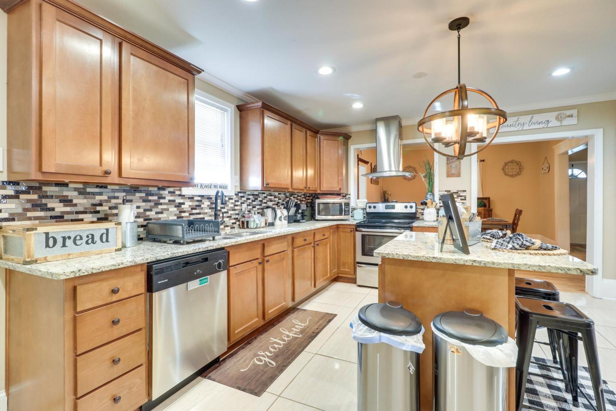 Holiday home Updated With Backyard, 10mi To Dtwn Atlanta