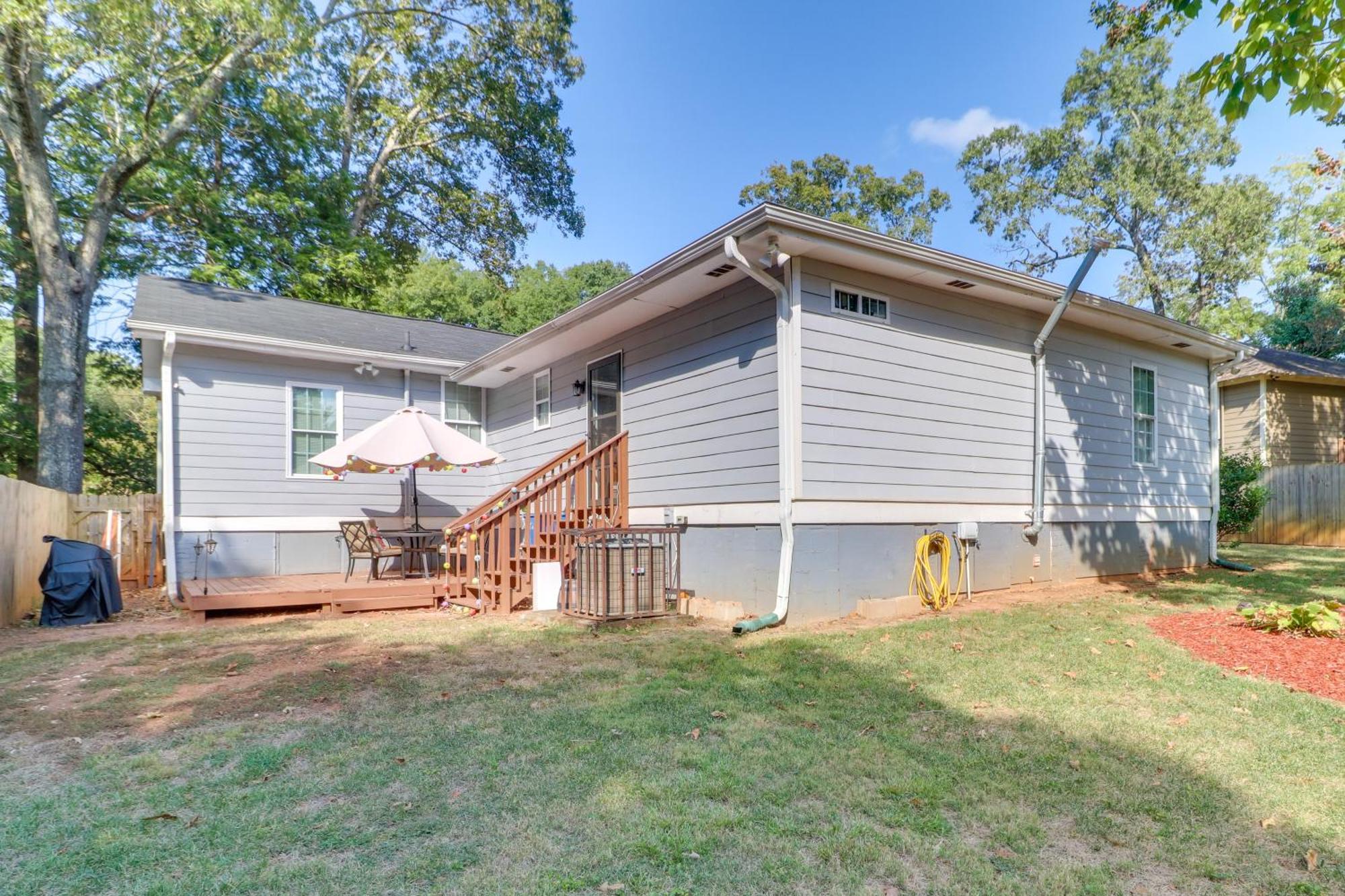 Holiday home Updated With Backyard, 10mi To Dtwn Atlanta